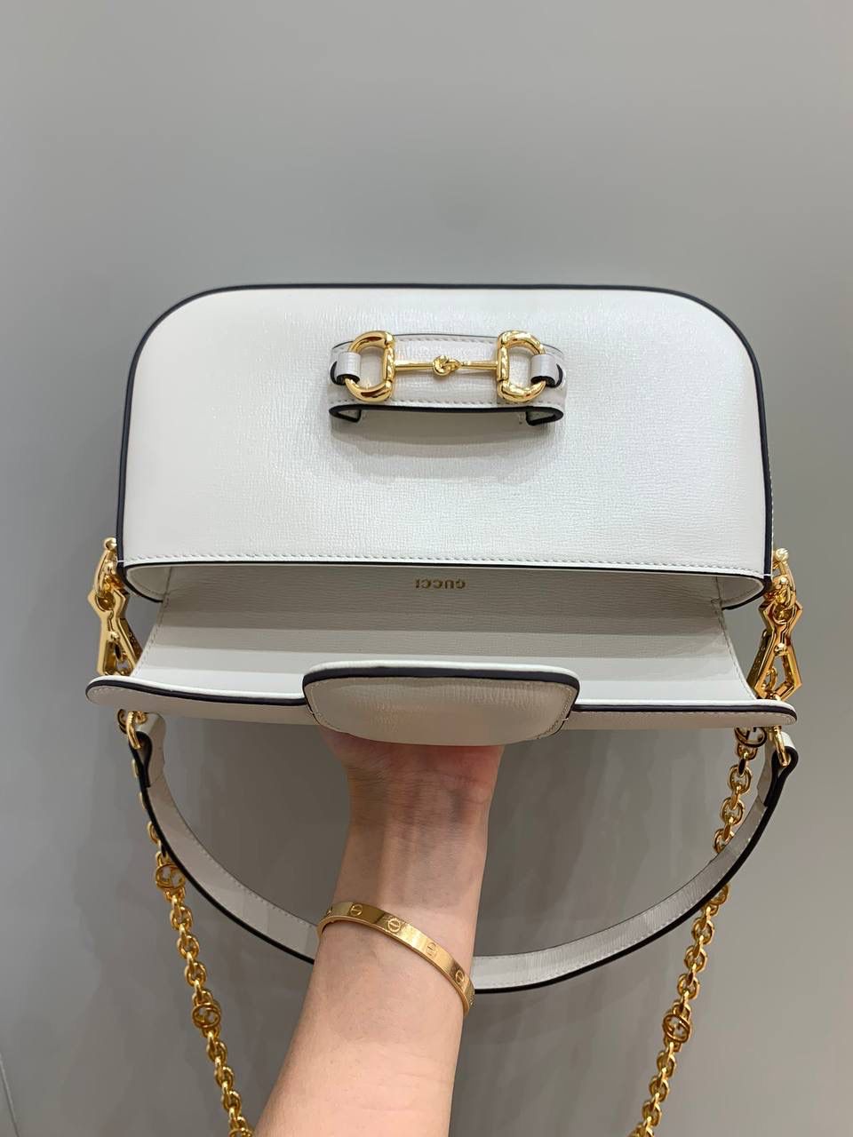 新背景实拍正品级 。Gucc1 horsebit法棍包（原皮白色） 销量王🔥全皮系列❗️ 抓住一只小可爱，又是颜值巅峰之作 法棍出全皮拉，比起老花我更爱全皮！ 时髦复古女孩的一眼心动， 腋下包造型真的是再一次惊艳 最火爆的马衔扣元素加上最时尚的腋下背法 今年妥妥的包王无疑了！ 品牌爸爸，你真的别太拿捏我！ 斜挎则改成了金属链条，太有撞击感了！ 全皮腋下背搭配金属斜挎背， 还没有正式上线就全网断货了， 就问你拒绝得了吗！！ 型号735178 尺寸24/13/5.5cm
