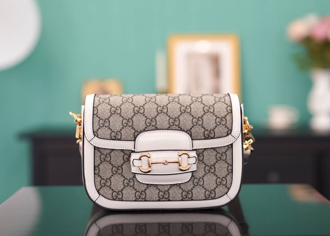 🥯Horsebit 1955系列迷你马鞍包 老花白20cm 正品售价,500 独家原厂皮发售 限量级别 GG家1955马鞍包已经火爆到人手一支的节奏，超级大爆款！ 这次出了迷你尺寸配可拆卸双肩带，简直超哇塞 马衔扣标志性设计，复古原厂牛皮配上最受欢迎pvc元素，皮肩带布肩带任意更换~ 官方款号 658574 尺寸小号：20.5x14x5cm 大号：25x18x8cm