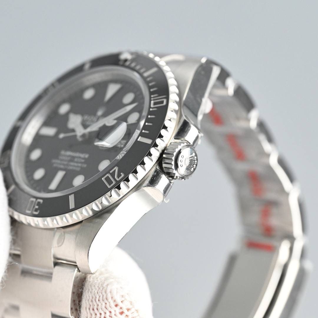 劳力士潜航者41mm水鬼匠心之作来袭： 1⃣️尺寸41MM，同正品，整表采用904L精钢，蓝宝石高透镜面，3点钟位置带2.5倍放大镜（镀蓝膜），搭载3235机芯。 2⃣️夜明珠玉质感明显，夜明珠与时分针夜光粉填充均匀饱满，颜色一致，毫🈚️色差。 3⃣️刻度6/9/12位倒角处理圆润，同正品！与市场货6/9/12位尖锐感形成鲜明对比。 4️⃣陶瓷圈声音清脆，外圈刻字与刻度均采用铂金粉填充，呈现银灰色磨砂质感，与正品一致。 5️⃣内部刻字清晰度高并且立体感明显。 6️⃣时分针放大🈚️任何毛刺感，蘑菇状实心中轴。 7️⃣表扣与正品一致具备弹射效果，内侧没有任何焊接点，一体成形。 8️⃣表带头结构呈三段式拼接效果同正品，与市场立体式效果不同。 极致的细节是HP工厂匠心开发的根本，打造市场最高性价比是HP工厂的诚意！