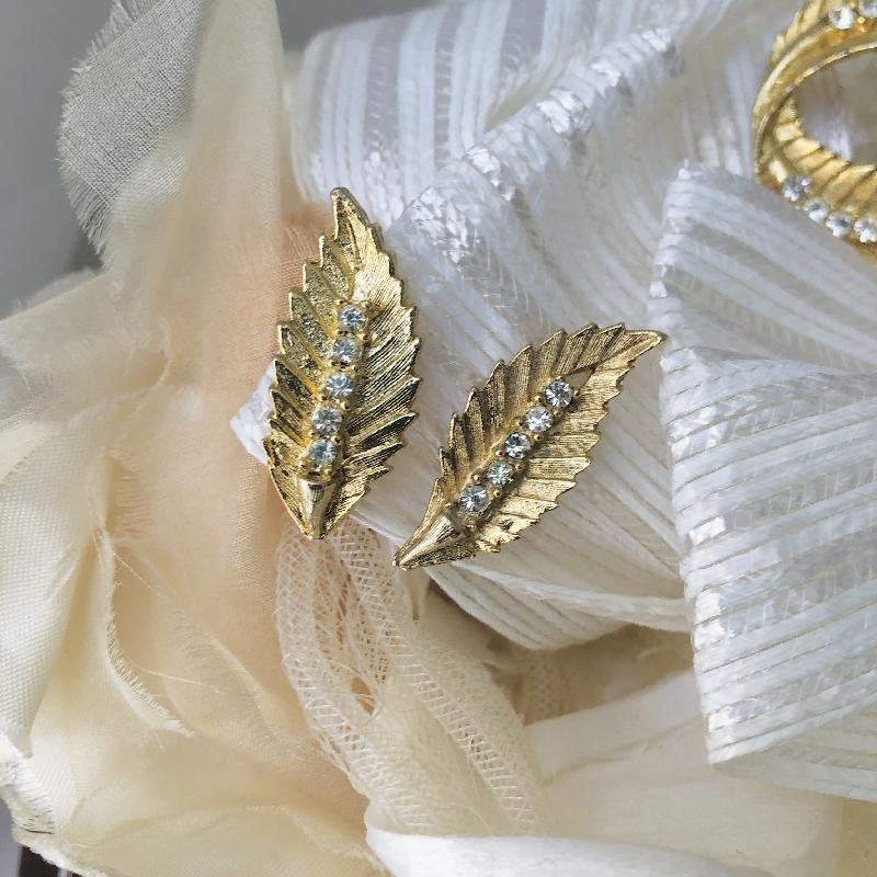 C.a. 1950-60s Rhinestone Lined Texture Leafy Jewelry Set of Brooch & Clip Earrings from Canada (MT854)
