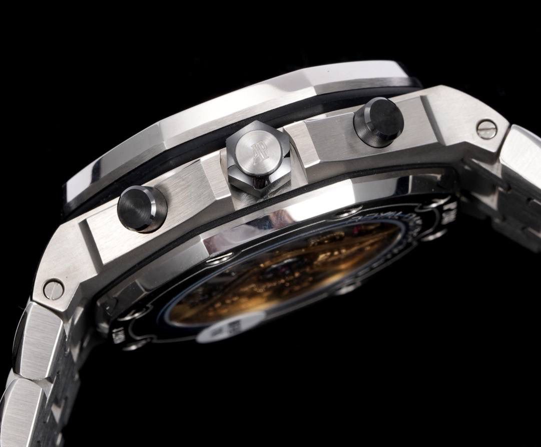 TK Factory皇家橡树离岸型26400/26238/26470系列正式登场！款式最全，做工最好的爱彼计时款腕表来了，有做工好的顶级货，廉价的小厂货就别去考虑了！ 1，机芯采用12位小秒的定制版3126计时机芯，完美还原原版所有功能。经过精密打磨，大大加强了其稳定性。 2，其中碳纤维系列表壳采用全新碳纤维复合材料——「Carbon TPT® B.4」打造，这种高科技材料比常规 Carbon TPT® 密度提高4%，纤维硬度提升15%，树脂强度提升30%，材料结构经过各项异性优化，保持轻盈同时无比坚韧，提供迄今最强的抗冲击性能。 3，字面颜色均采用目前最先进电镀技术，非几年前的简单喷漆技术。每一个巧克力格纹装饰，通过CNC级别打磨，无限接近原版。 4，同步原版搭载微微活动头粒，胶带采用进口氟橡胶材质，皮带采用美洲鳄鱼皮材质，更加耐磨耐造。