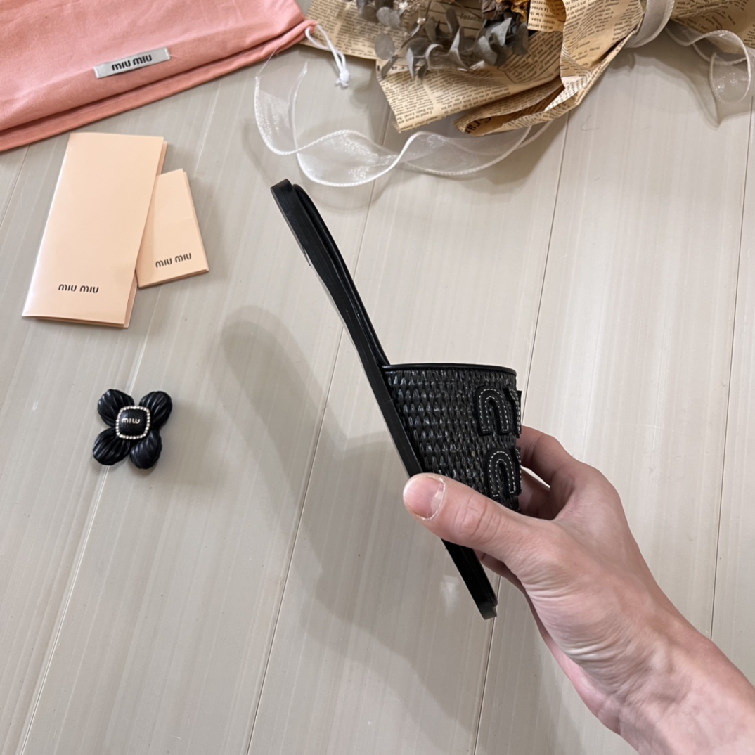$295對。2包選擇​🎀 Miu Miu 2026 初夏限定：編織平底拖鞋