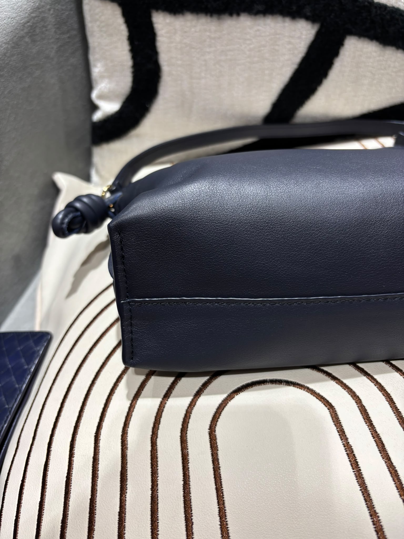 Loewe flamenco clutch 雲朵 limited edition 100%Authentic, 98%New ✅Dust bag