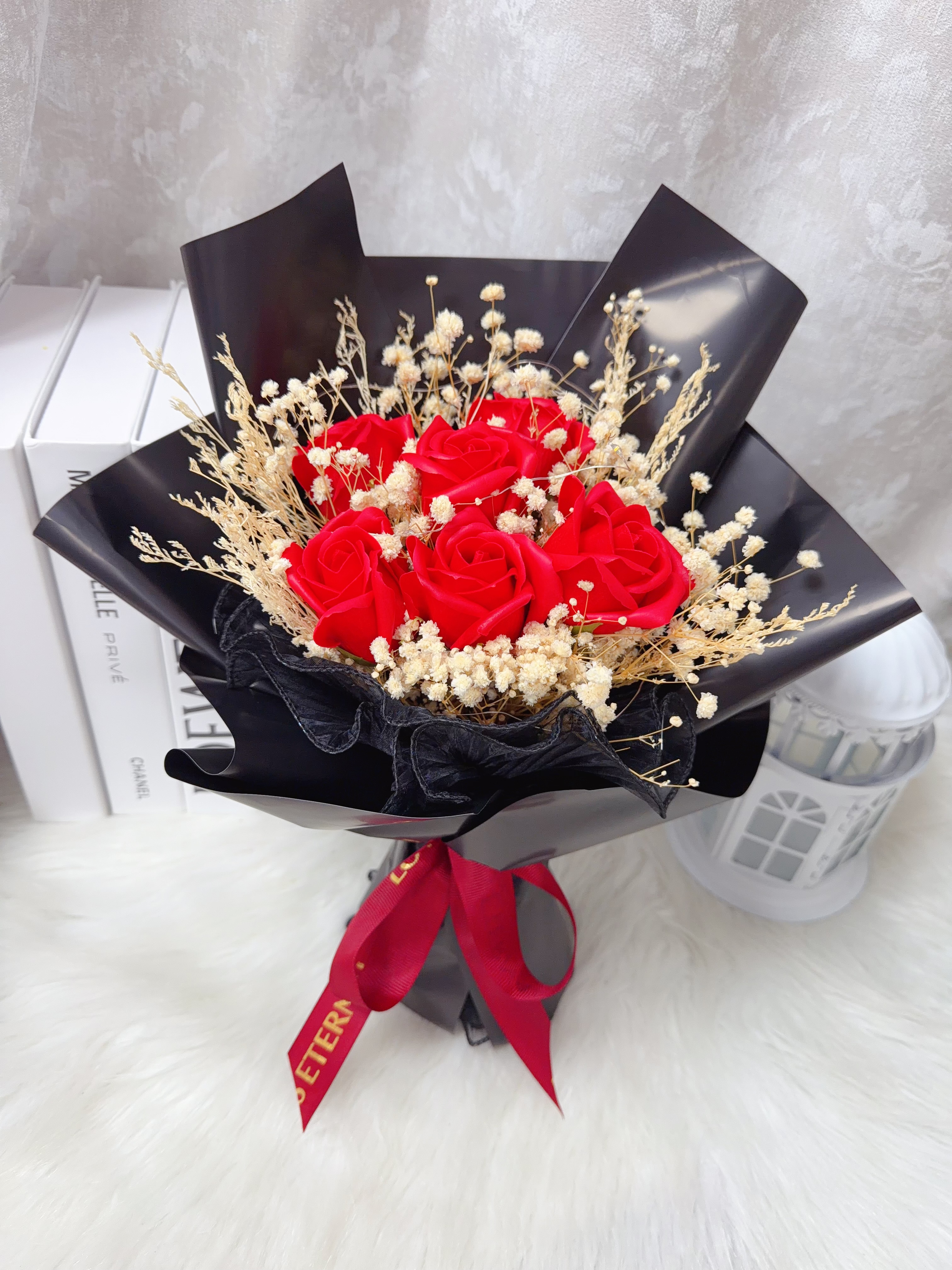 紅玫瑰番梘花花束