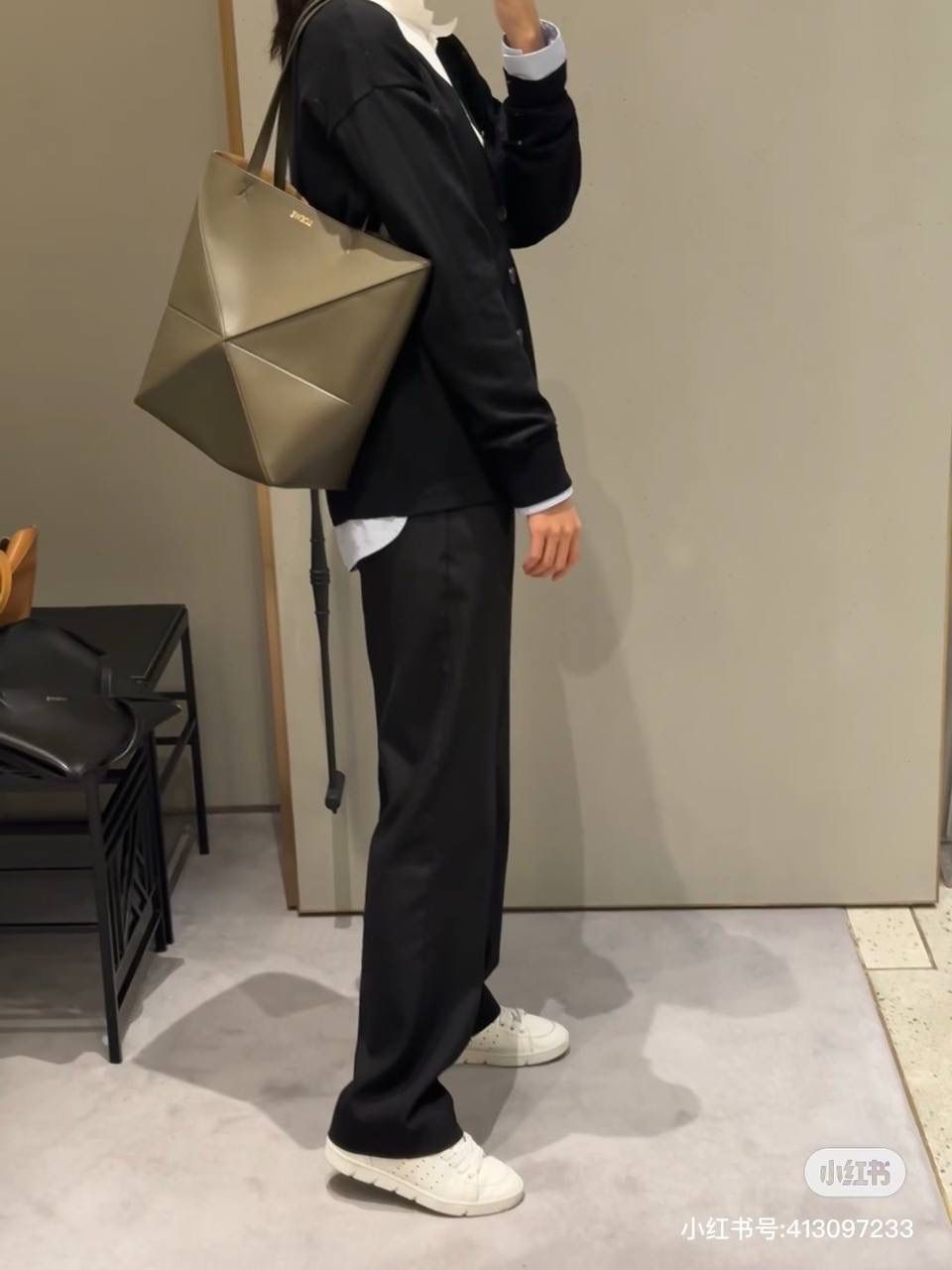 *中号𝐏𝐮𝐳𝐳𝐥𝐞 𝐅𝐨𝐥𝐝折叠手袋👜* ——全新【𝗡𝗘𝗪】升级‼️ 延续经典𝙋𝙪𝙯𝙯𝙡𝙚的标志性几何裁剪设计，新晋顶流🅰️𝙋𝙪𝙯𝙯𝙡𝙚 𝙁𝙤𝙡𝙚 𝙏𝙤𝙩𝙚以折纸包为灵感，升级成🉑完全折叠‼️的结构，立体与平面任意切换，出差旅行🧳必备单品。小牛皮材质轻且柔软，𝐌𝐢𝐧𝐢尺寸搭配一条可拆卸式肩带，手提，肩背，斜挎多样化背法✨ 尺寸：𝟐𝟓.𝟓-𝟏𝟒.𝟓-𝟑𝟏.𝟓𝐜𝐦 款号：052316