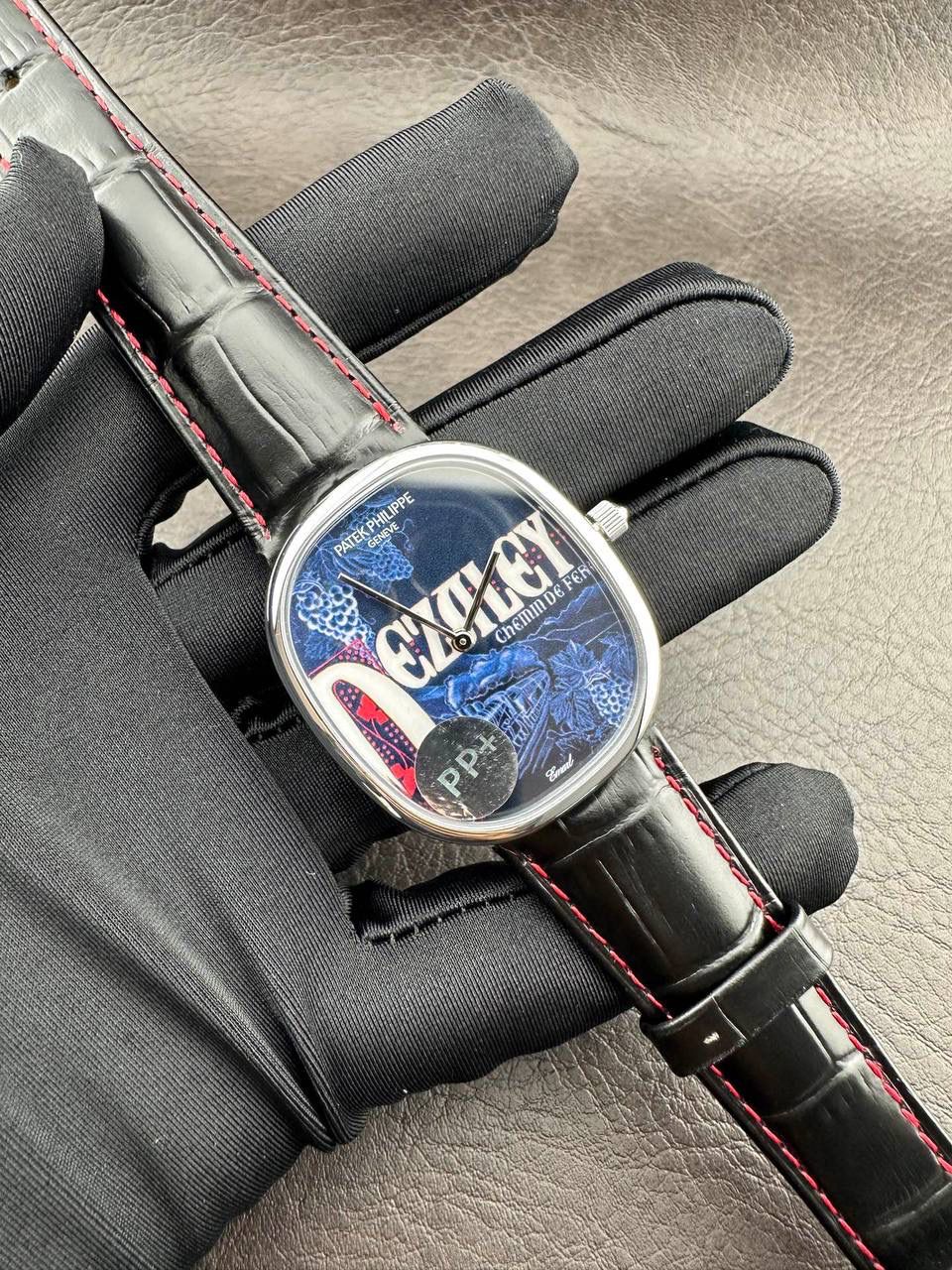 PP➕ Factory2025新品首发｜百达5738系列 68克配重版 复刻经典，更胜经典——GOLDEN ELLIPSE 黄金椭圆腕表重磅登场！ ✅ 黄金分割美学重塑：遵循1:1.6181经典比例，34.5MM×39.5MM椭圆表径搭配7.7MM纤薄厚度，复刻古典韵味与佩戴舒适度。 ✅ 316L精钢表壳：介于圆形与矩形之间的别致椭圆轮廓，还原原版线条张力，质感细腻出众。 ✅ 3D立体云贝母表盘：专属浮雕打印工艺，折射神秘深邃光泽，告别市面暗淡平庸款，上手自带高光。 ✅ 定制进口小牛皮表带：21X16尺寸对版原配，搭配同型椭圆表扣，与表壳设计遥相呼应，贴合手腕更显格调。 ✅ 9015精准机芯：走时稳定精准，兼顾实用性与耐用性，日常佩戴无压力。 PP➕不做“远观款”，只为呈现最接近原版的真实佩戴体验——从细节质感 to 上手触感，每一处都经得起近距离审视，让经典韵味在腕间完美延续！