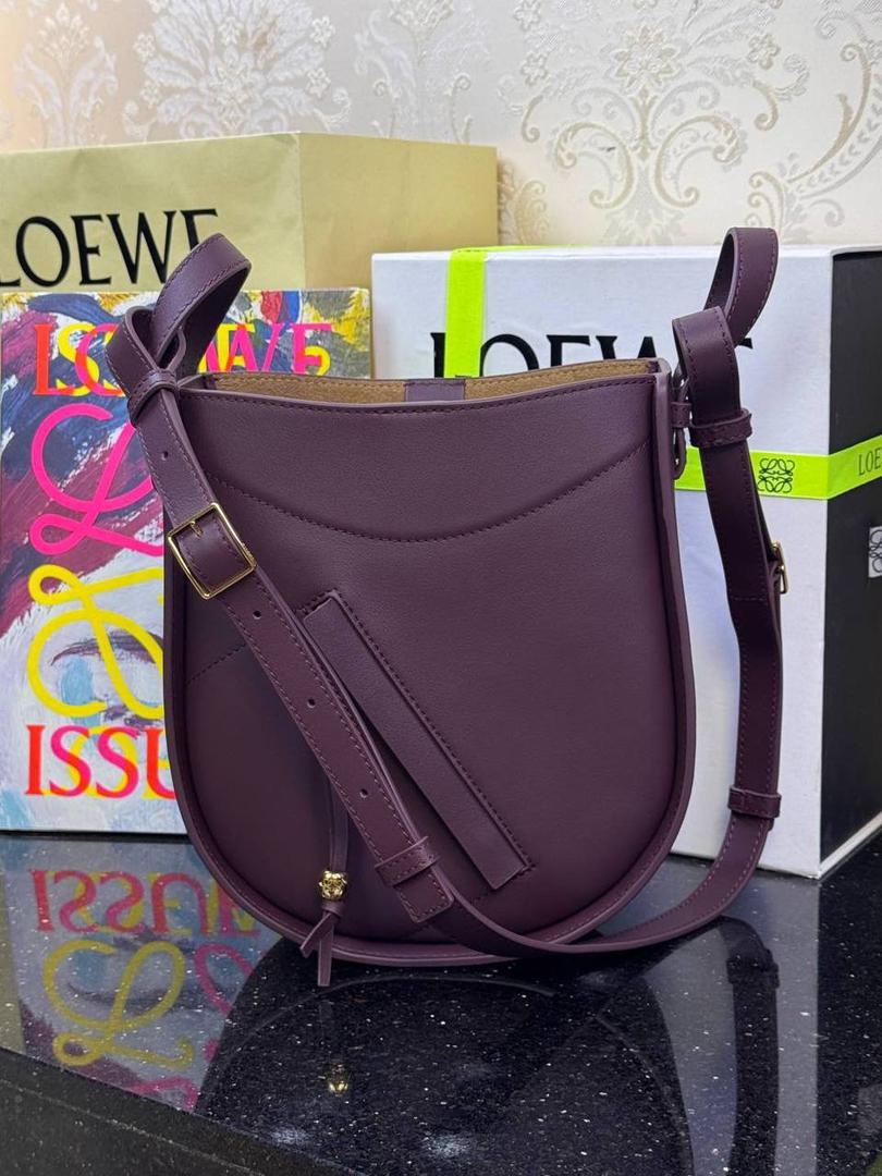 🎈新款吊床𝗛𝗮𝗺𝗺𝗼𝗰𝗸 𝗦𝗹𝗶𝗰𝗲 ——【酒红色到货‼️】 尺寸：𝟮𝟭-𝟮𝟱-𝟭𝟬𝗰𝗺 编码：652407 吊床𝗛𝗮𝗺𝗺𝗼𝗰𝗸家族迎来新成员—𝗛𝗮𝗺𝗺𝗼𝗰𝗸 𝗦𝗹𝗶𝗰𝗲，新作采用细腻柔软的亮面小牛皮制作而成，重新以纤巧比例焕新演变成新造型。搭配可拆卸可调节长肩带，灵活实现多功能背法及百变风格。