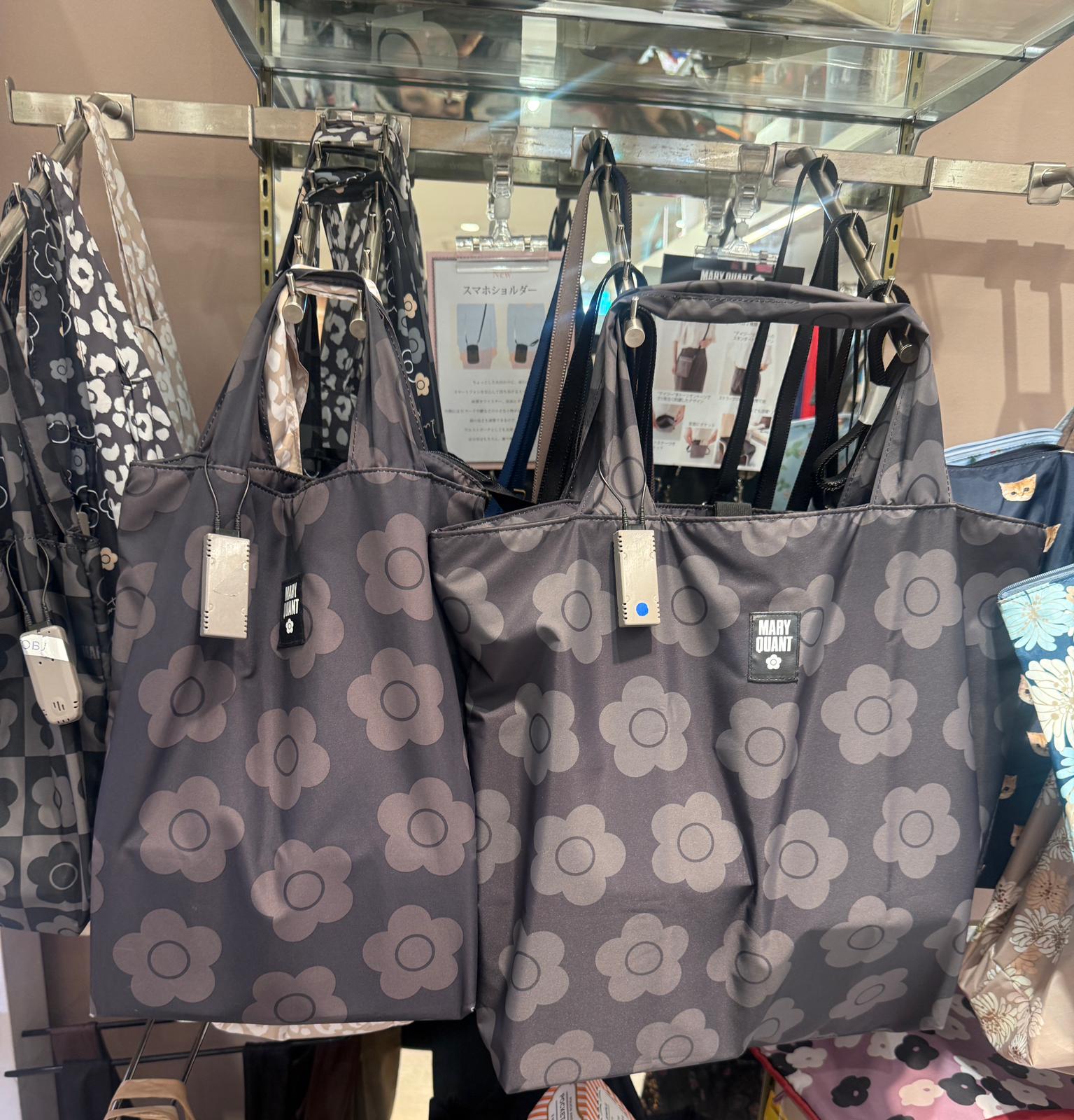 Mary quant 呢個近環保袋幾好！ 大的有拉鍊仲可以上到膊！ Tote bag Should bag (裝到a3 仲可以摺埋