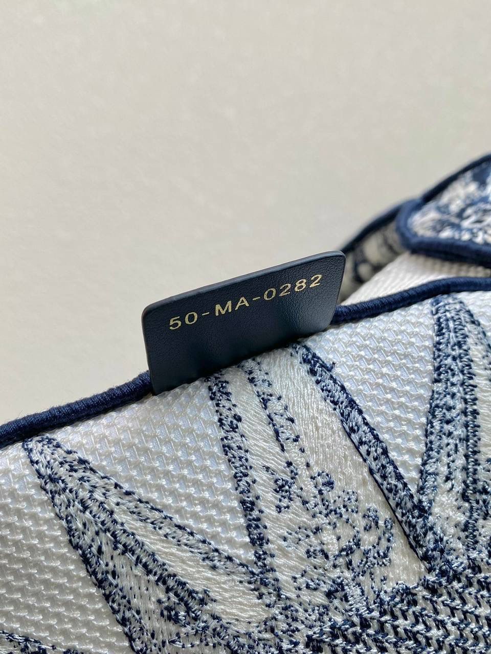 🈶蓝色中号 𝗖𝗗 𝗕𝗼𝗼𝗸 𝗧𝗼𝘁𝗲 23圣诞限定🎄 今年的无限梦境主题也太戳了！ 如星光璀璨，如宇宙般浩瀚 中间的星星宛如从海中诞生的维纳斯🌟🌟 太有视觉冲击力了，神秘而梦幻 像我们每个人都是星辰～ 浪漫到极致，这系列很难不买啊 36×27×16cm