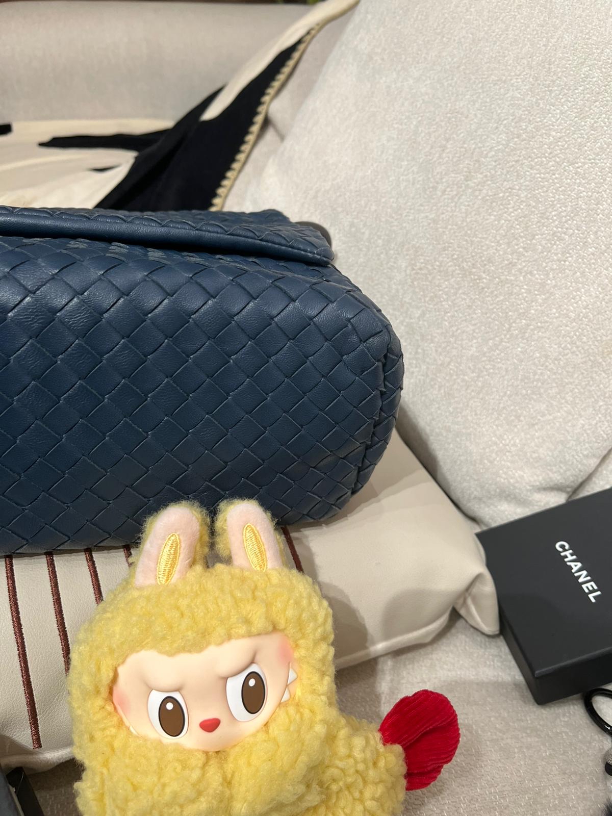 Bottega Veneta BV Shoulder Bag 深藍色小羊皮 100%Authentic, 95%new ✅dust bag