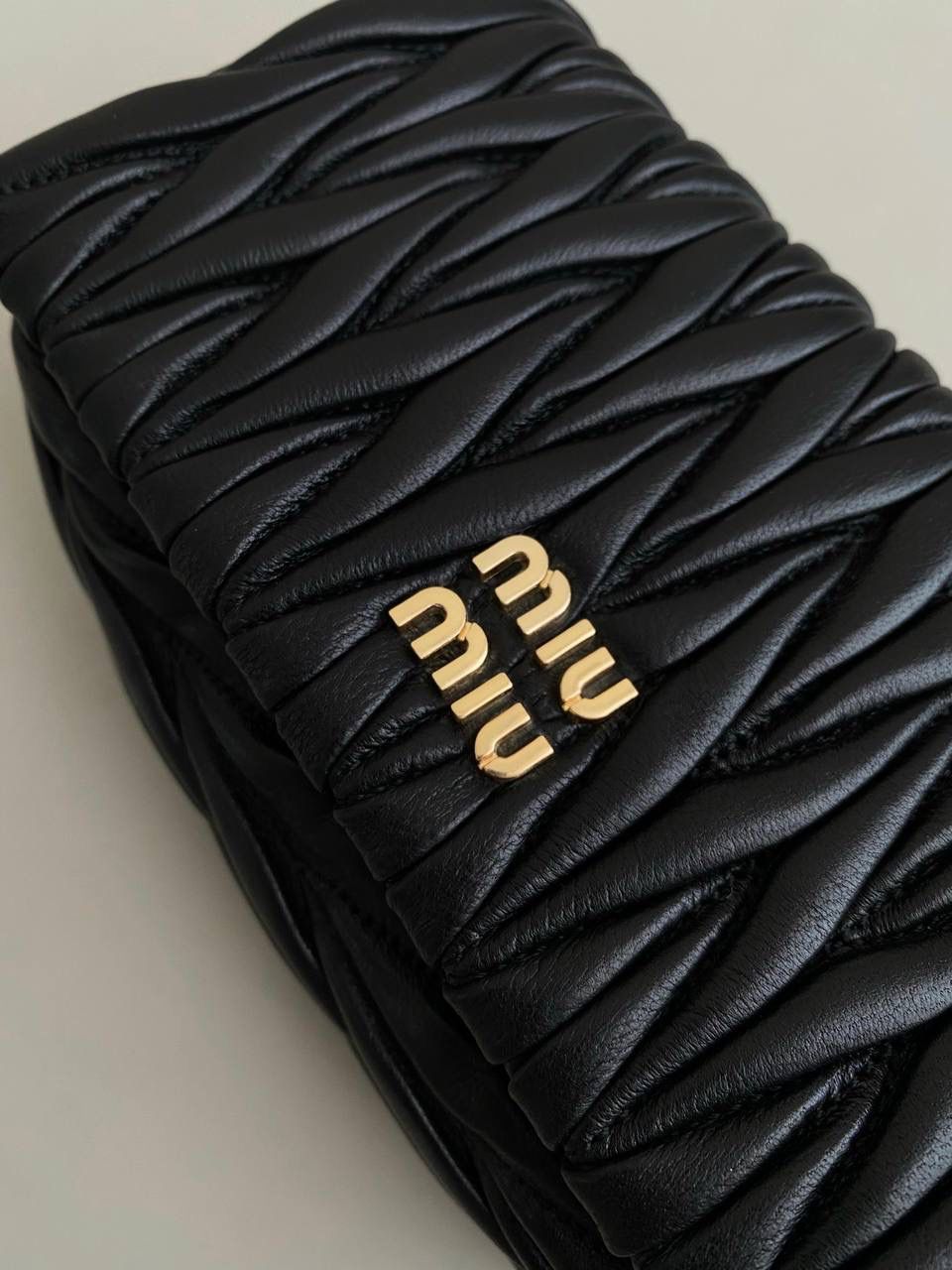 🈶黑色 𝗠𝗶𝘂𝗠𝗶𝘂 𝐰𝐨𝐜链条包 咱就是说是不是不止我一个人喜欢这款链条包⛓真的好好看！精致的一塌糊涂，当一只手拿包也能彰显气质 我们用的是进口小羊皮！非国产皮料 肉眼可见的细腻，软软糯糯触感非常好！ 他家经典独特的褶皱工艺，是要有一定厚度 底料太薄了都做不出它的饱满 弹性 更不是市场通货干瘪瘪的褶皱，实在太假 我们新合作的老师傅在这细节上扣的很认真 一缕一折都有zp的神韵，且做到对版！！追求高品质的来 18×9.5×4cm #F0003m