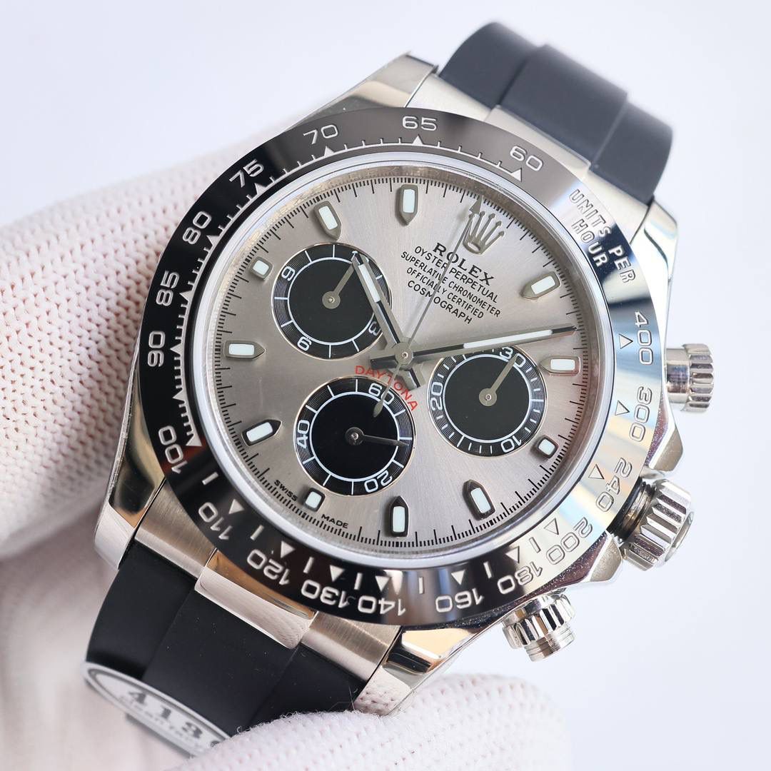 clean/C厂 大特点: 1⃣️clean厂7750机芯厚度按2024年最新表为12.4mm，市场唯一版本7750厚度做到和正品一致。 2⃣️采用7750一体机芯，质量媲美4130机芯 3⃣️钢带表壳均采用德国进口904L精钢 ，无惧任何机构性检测 4⃣️表壳采用（原装2022）最新版加工，更新底盖抛光亮面尺寸和牙边的弧度。 5⃣️胶带表扣采用与原装一致的可折叠式扣，胶带款根据不同人群方便佩戴，均加配一副胶带 🎮 6⃣️表针采用Buff工厂再度升级，三枚小秒针和大秒针，均按照单支定做且实心针套，针帽呈现蘑菇圆头状。 7⃣️采用C陶瓷圈，再升级镀铂金膜字保持不变色，且更新字体粗细。 8⃣️刻度字钉每粒独立CNC雕刻而成，每粒手工打磨边缘。夜光采用瑞士夜光粉与正品无色差。最终效果是市场最接近原版发光视觉。 9⃣️玻璃突出的高度与2022版原装一致，区别与市场其他版本（平玻，一眼假）的效果！采用全通透蓝宝石，边缘小R边视觉。只有clean厂的丹东7750版本细节做工与大厂一致，与正品一致。大厂品质！