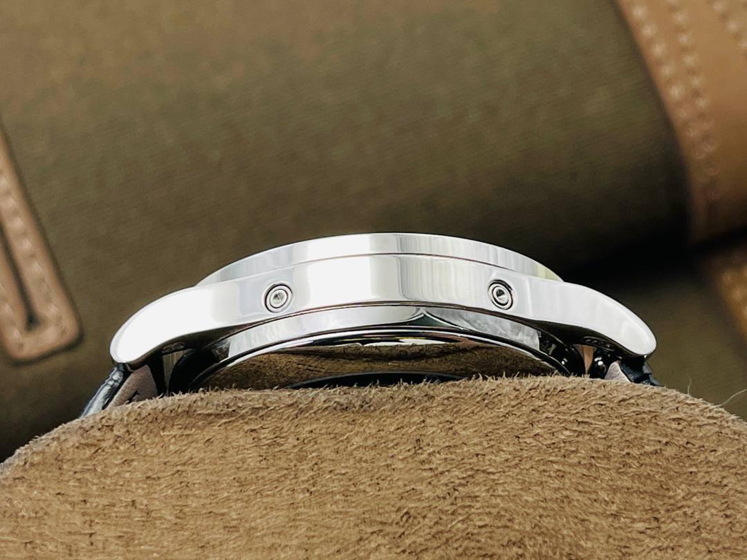 市场最高版本 百达.翡丽复杂功能计时5205G腕表！ 1⃣️历经两年不断对机芯进行改造与调试，一贯追求以原装工艺为目标！ 2⃣️直径38.5MM！ 3⃣️功能同原装一致，月相/星期/月份/日历！ 4⃣️字面为高难度双色渗透，非普通厂工艺！ 5⃣️蓝宝石玻璃镜面，表面镀多一层通透！ 6⃣️（技术突破)采用海鸥机芯改进为一体Cal.324S机芯！ 大小夹板均能做到完美倒角效果，并做镀铑加工。 7⃣️夹板采用瑞士进口宝石轴承点缀，色泽纯良，鲜艳自然。