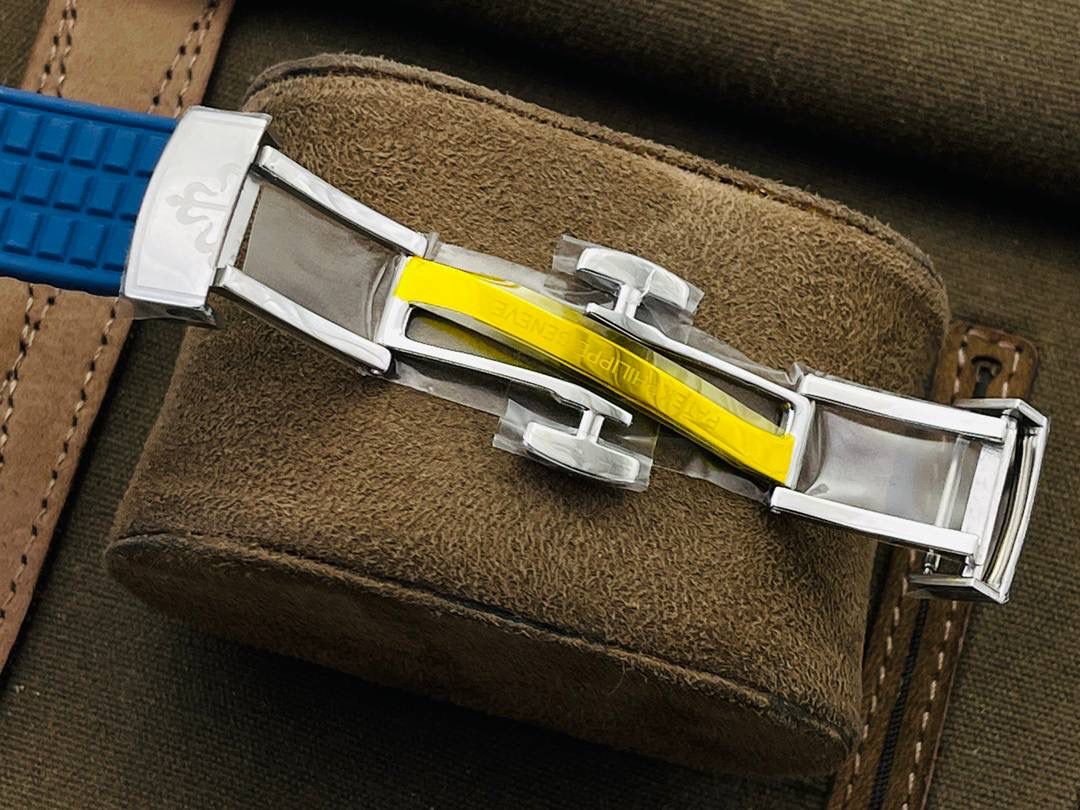 最强版本来袭 百达.翡丽AQUANAUT女装款石英系列，打造市面最佳副本，带来全网最佳体验，英姿飒爽，典藏奢华！欢迎女神品鉴！ 1⃣️【表壳】 1.腕表尺寸35.6 毫米X 9.5毫米！圆润的八角形表壳与原装一致，保持着复古的造型和精湛的做工。 2.旋入式把头设计和实心底盖结构吻合与原版。 3.表圈镶嵌46颗顶级施华洛世奇水晶（1克拉）表壳镶嵌88颗顶级施华洛世奇水晶（1.91克拉） 2⃣️【精彩细节】 1.采用与原装一致的天然复合橡胶（Tropical）材质，经久耐磨，可抵抗海水侵蚀和紫外线辐射。 2.完美克隆Aquanaut经典式折叠式表扣，即使在非常细小的拐角处上也做有倒角润饰，确保还原正品般的舒适感。