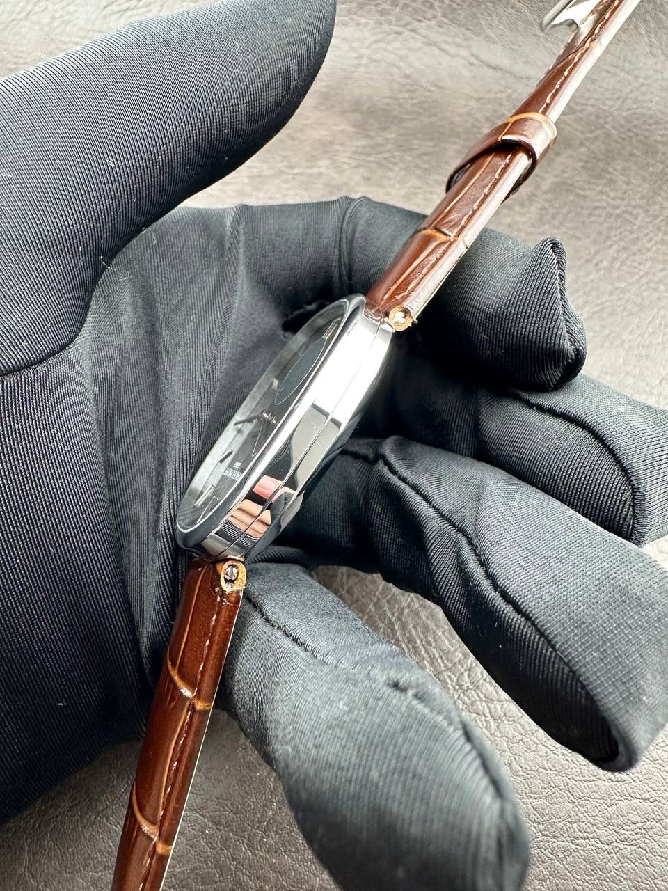 PP➕ Factory2025新品首发｜百达5738系列 68克配重版 复刻经典，更胜经典——GOLDEN ELLIPSE 黄金椭圆腕表重磅登场！ ✅ 黄金分割美学重塑：遵循1:1.6181经典比例，34.5MM×39.5MM椭圆表径搭配7.7MM纤薄厚度，复刻古典韵味与佩戴舒适度。 ✅ 316L精钢表壳：介于圆形与矩形之间的别致椭圆轮廓，还原原版线条张力，质感细腻出众。 ✅ 3D立体云贝母表盘：专属浮雕打印工艺，折射神秘深邃光泽，告别市面暗淡平庸款，上手自带高光。 ✅ 定制进口小牛皮表带：21X16尺寸对版原配，搭配同型椭圆表扣，与表壳设计遥相呼应，贴合手腕更显格调。 ✅ 9015精准机芯：走时稳定精准，兼顾实用性与耐用性，日常佩戴无压力。 PP➕不做“远观款”，只为呈现最接近原版的真实佩戴体验——从细节质感 to 上手触感，每一处都经得起近距离审视，让经典韵味在腕间完美延续！