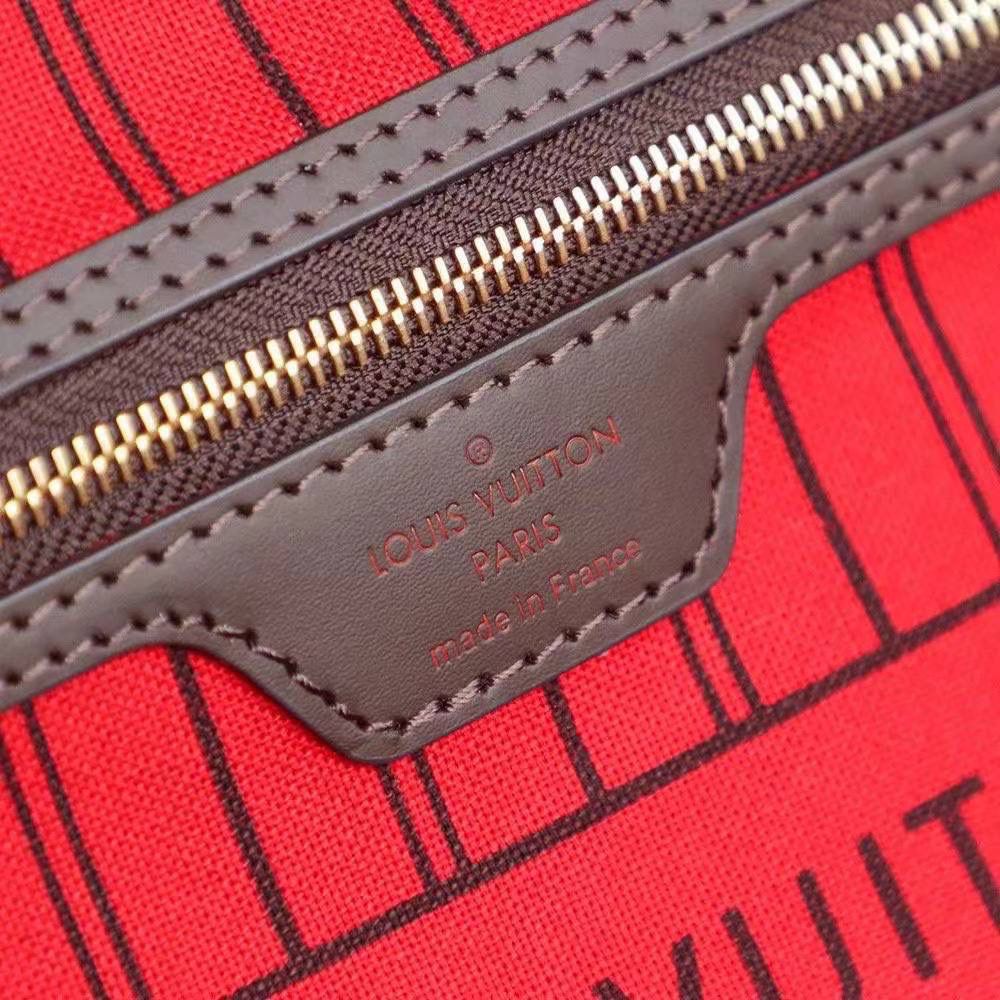 LV Neverfull 中号 👜✨ 传奇款回货啦 💯 容量大但不显笨，挺括又柔软～ 侧边系带一拉一放，造型随你变 ✨ 肩背或手提都好看，日常出门超实用 💕 Damier Azur 白棋盘帆布 📏 32 × 29 × 17 cm