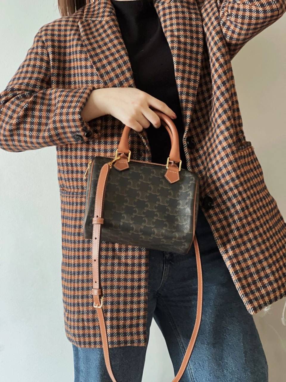 🔥大货实拍图 𝗖𝗘𝗟𝗜𝗡𝗘♥𝗧𝗥𝗜𝗢𝗠𝗣𝗛𝗘小号波士顿 型号：197582 尺寸19.5*14*7cm 别再只买LV speedy了！Lisa同款Celine枕头包来啦！凯旋门老花感觉更复古，更年轻一点～这个季节搭配棕色系，格子外套都更提升复古味，肩带🉑️拆卸可调节，背法多样，会是日常使用频率很高的一只小可爱😉