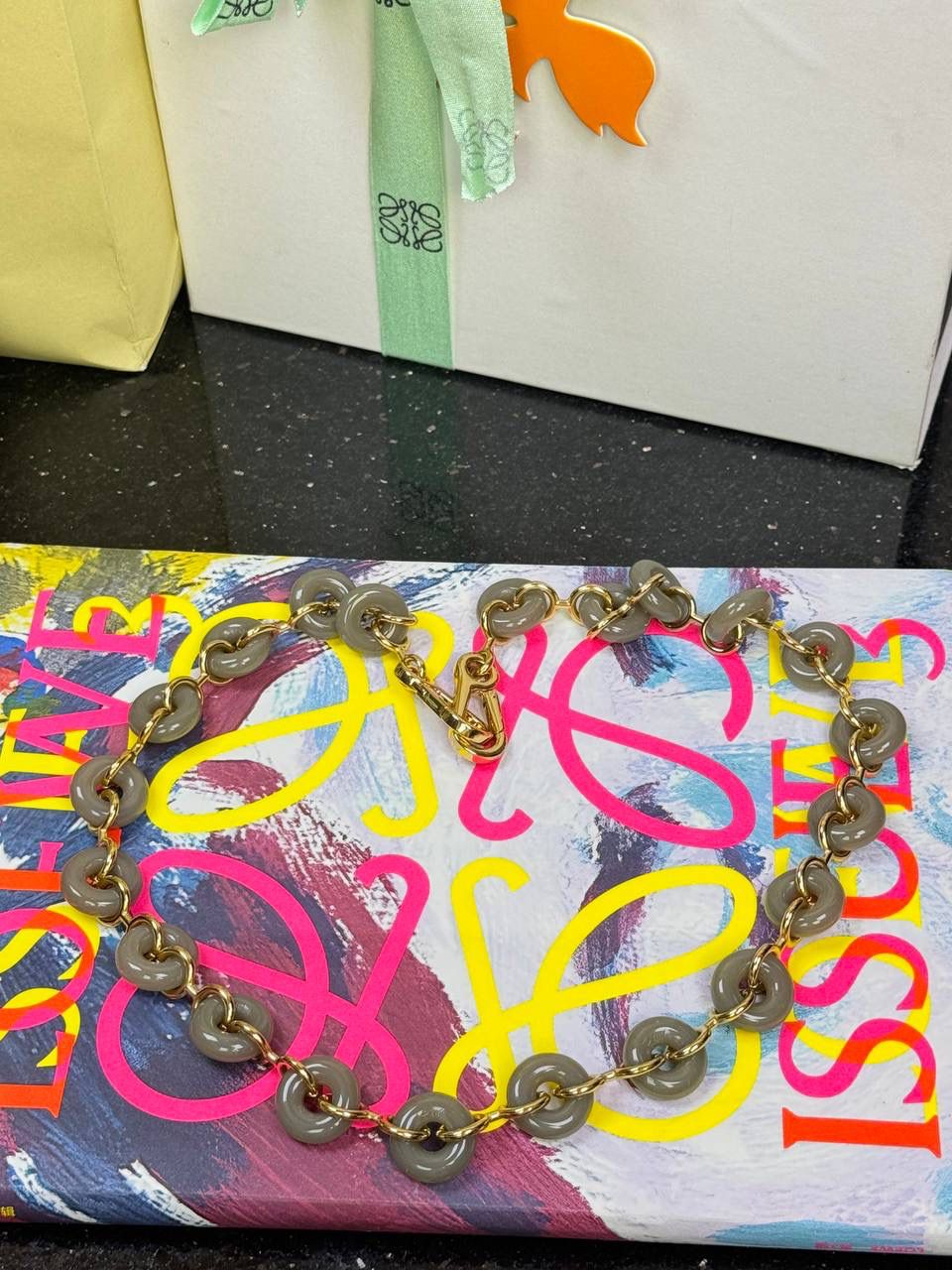 玉饰⛓️链条肩带（卡其绿） 尺寸：68×1.6×0.5cm 编码：182323 秀场甜甜圈链条同系肩带，进一步突出了手袋的造型高，引入了鲜明活泼的精神态度😉。
