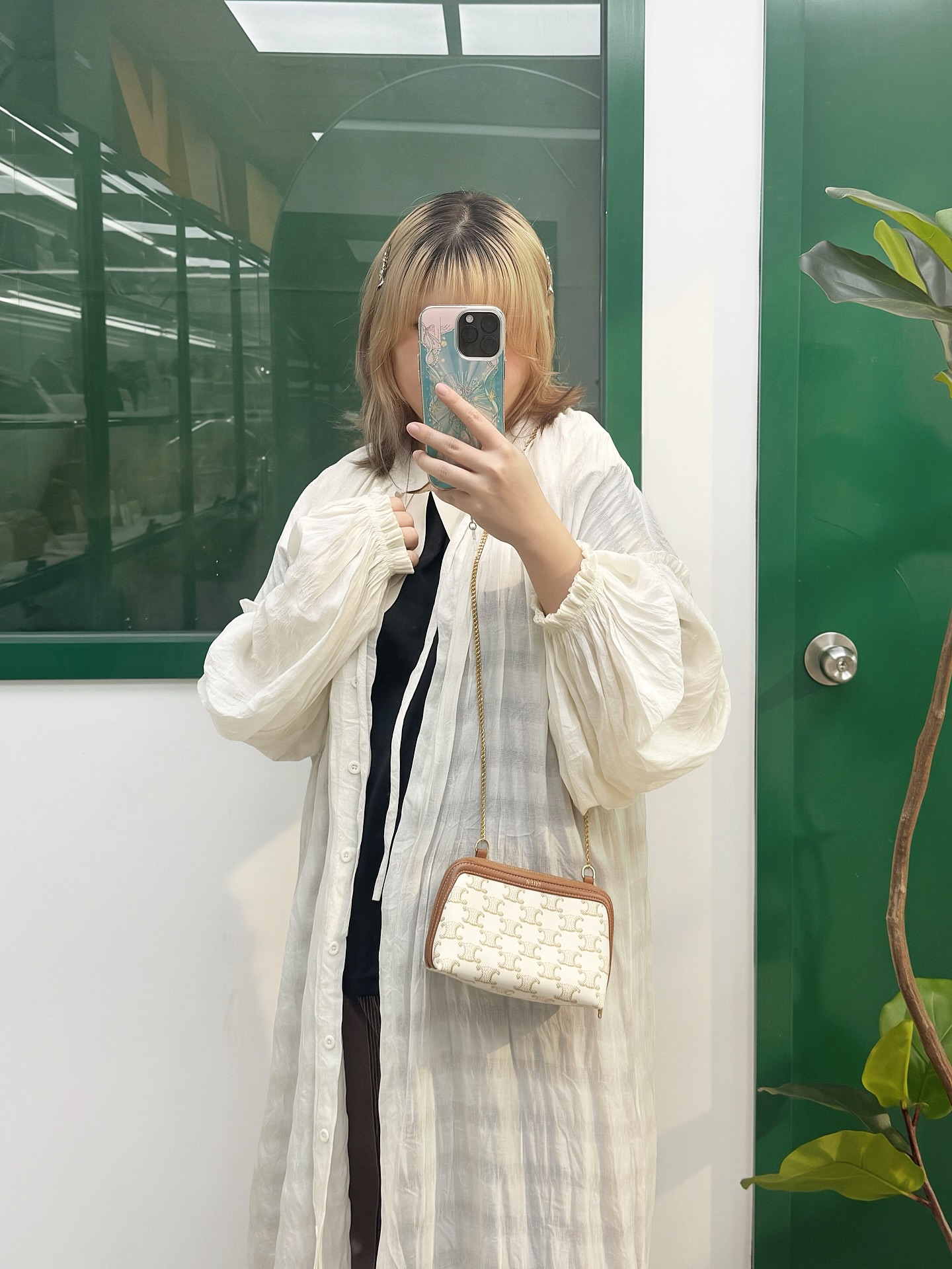 Celine 👜PRE OWNED 🐚Mini貝殼鏈條包🤎  Size: 16*8*12cm  配件 -塵袋、盒🫶🏻 優惠價 $4680  #收袋王  喜歡的話快點pm/whatsapp 我們💓 銷售熱線51111 321（whatsapp)  我們服務包括有：手袋飾物回收、手袋置換(一換一、一換多也可以） 、專業手袋鑑證、專業手袋護理 Is 購買方法 🏢親臨門市 荃灣南豐中心15樓1521室（荃灣地鐵站a出口1分鐘到）敬請預約 ❤️只賣正品正貨，任驗💓🫰🏻 ❤️‍🔥本店為香港註冊公司絕對真貨，信心保證👍🏻 🫰🏻本店設有鑑證服務，有駐場鑑證師  ✨歡迎追蹤我哋各個平台緊貼最新優惠x貨品🔥😍 👇🏻👇🏻👇🏻👇🏻👇🏻👇🏻👇🏻👇🏻  ⭐️Instagram: aoaocave  🌈Facebook: aoaocave收袋王  🔥Carousell: acluxuryhk  👆🏻👆🏻👆🏻👆🏻👆🏻👆🏻👆🏻👆🏻  ___________________________  Disclaimer🫰🏻All trademarks and copyrights are reserved to the original brand holders. @AOAOCAVE sells only authentic goods and is not affiliated with any of the brands mentioned.  @AOAOCAVE 跟任何品牌無關，而且沒有持有任何品牌資版權，亦沒有與任何品牌合作。所有商標及版權歸屬於品牌坊所有，帖子只作分享用途。  #aoaocave #手袋回收 #名牌買賣