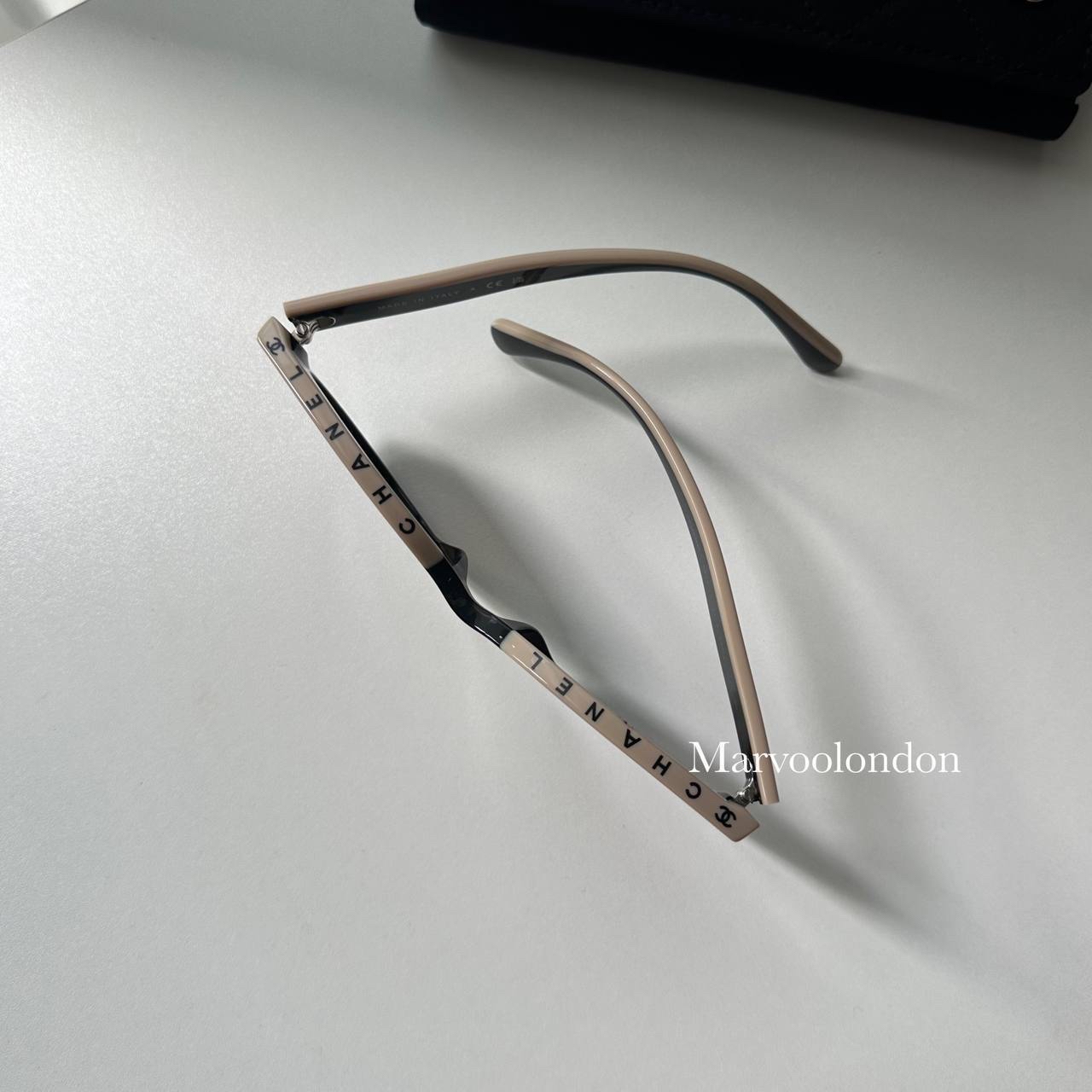 現貨✨🫶🏻熱賣款🩷Chanel 拼接字母太陽眼鏡 nude color