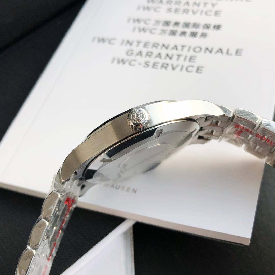硬货首发，市场独家！IW327015，316L精钢材质，非凡工艺，让小厂知难而退！万国飞行员马克十八传承腕表，采用原装瑞士ETA王牌机芯，40mm表径，全数字刻度超强夜光，双面防反光凸状蓝宝石玻璃表镜。原版1比1开模钢带，在很多细节的把控上都已达到行业顶级，且多项可为标杆，整表细节一丝不苟。 原装价格4W多，一般人均可轻松驾驭，此款万国飞行员腕表视为万国经典款型，任何场景着装均适合佩戴，可谓百搭神器。全套包装出货