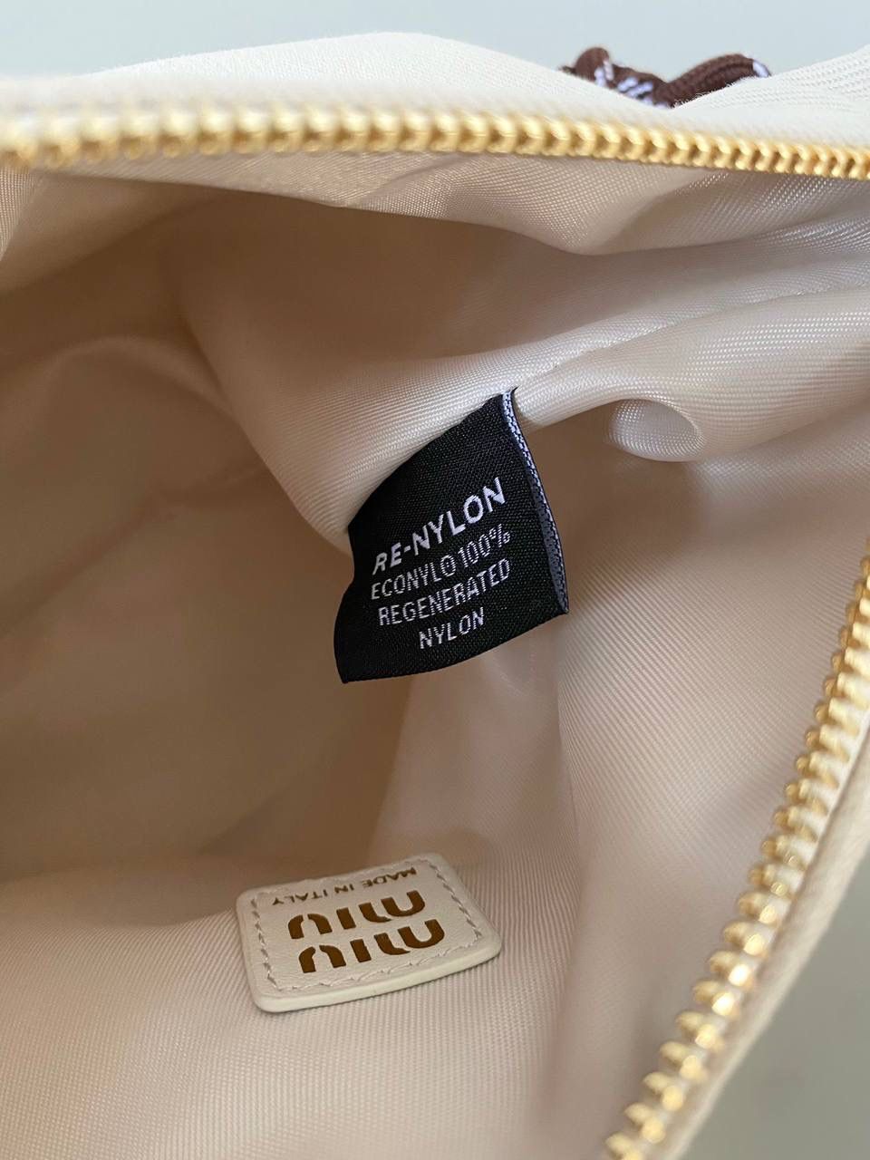 销量王🔥 𝐌𝐢𝐮𝐌𝐢𝐮饭盒包 米白色 啊啊啊，好喜欢这个彩色的碰撞！ 帆布面料搭配撞色小彩绳直接封神了！！ 每个配色，简直就是锦上添花 不敢想象这个夏天背这只有多好看！ 容量就不用说了 很好装 还很耐磨 性价比也特别的高～ 时髦精必入这只好吗 绝对日常出门回头率超高的一只 抓紧冲吖！！！ 18.5×14×10cm #F0006m