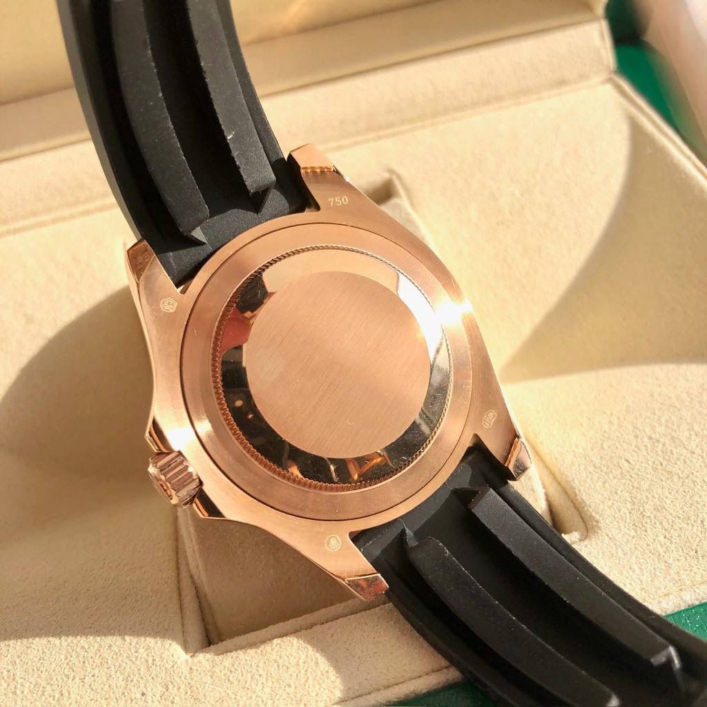 【经典名仕 一劳永逸】劳家爆款游艇名仕型系列m116695SATS男士腕表40mm糖豆游艇出货，继续秉承AD家族优质特色、独家出品一表一码，三码合一 【机芯】搭载AD专注而制0️⃣返修、💯全新原装西铁城8215全自动机械机芯，走时精准，性能优异，动力储备高达48小时 【表壳】316L精钢表壳 高端同步防指纹[强]圈口采用施华洛世奇水晶彩钻，原版同步双向旋转，完美呈现与原版一致的弧度、光泽，超强高密度矿物质玻璃镜面，精致的做工完美秉承原装的潜水游泳🏊‍♀️性能 【字面】大厂同步超强夜光，夜光刻度、表针无瑕疵斑点、晶莹剔透，细节同步正品，内影圈刻字清晰，字体匀称 【表带】采用进口硅胶原版同步胶带搭配316精钢可调节表扣