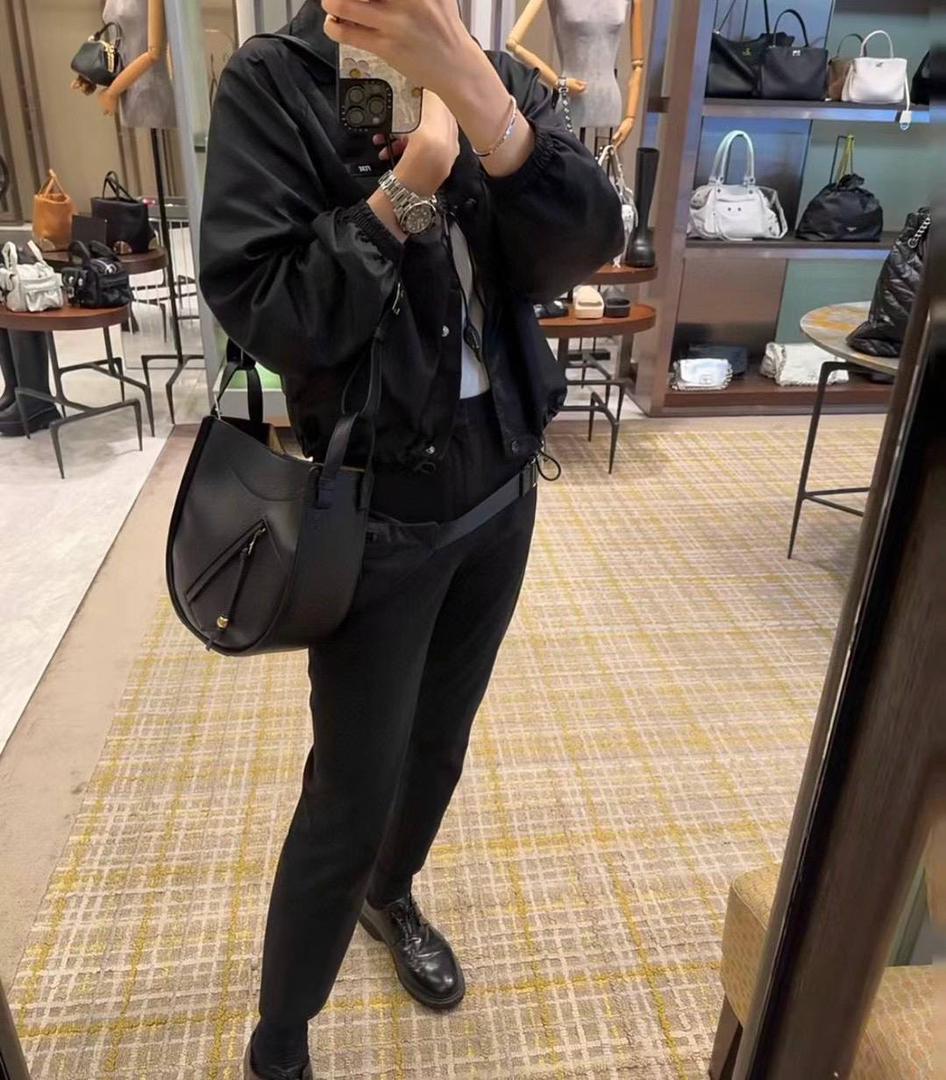 🎈新款吊床𝗛𝗮𝗺𝗺𝗼𝗰𝗸 𝗦𝗹𝗶𝗰𝗲 ——【黑色到货‼️】 尺寸：𝟮𝟭-𝟮𝟱-𝟭𝟬𝗰𝗺 编码：652407 吊床𝗛𝗮𝗺𝗺𝗼𝗰𝗸家族迎来新成员—𝗛𝗮𝗺𝗺𝗼𝗰𝗸 𝗦𝗹𝗶𝗰𝗲，新作采用细腻柔软的亮面小牛皮制作而成，重新以纤巧比例焕新演变成新造型。搭配可拆卸可调节长肩带，灵活实现多功能背法及百变风格。