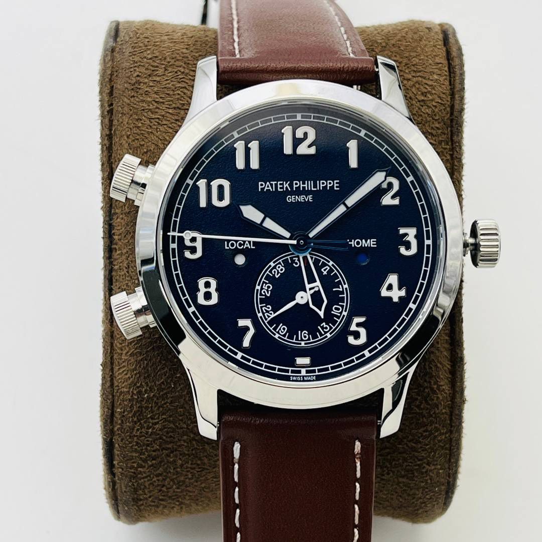 【PP Factory2022匠心大作 墙裂推荐】市场最高版本 百达翡丽双时区功能ref.5524 Calatrava飞行家旅行时间腕表系列惊艳登场！细节方面： 1⃣️【表盘】玫瑰金咖啡表盘和深蓝色涂漆表盘，表面有哑光颗粒质感、精致内敛，阿拉伯荧光涂层字体也同正品一致有立体感，将飞行表易读粗旷的风格渲染到极致。 2⃣️【表壳】同正品一致壳身为42毫米、厚度为11毫米、做工方面也继承百达翡丽的一贯作风、壳身完全镜面抛光处理，光滑细腻、增强其视觉感、在细节方面做到极致。