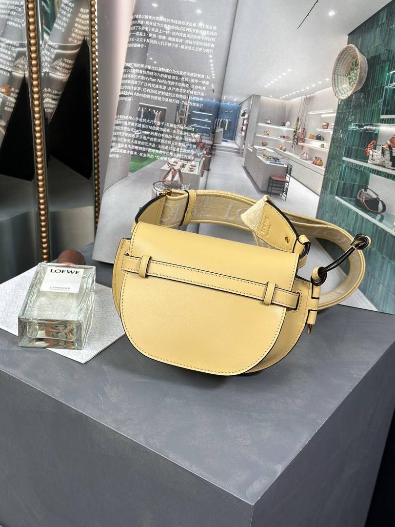 *𝘔𝘪𝘯𝘪 𝘎𝘢𝘵𝘦 𝘋𝘶𝘢𝘭 马鞍手袋 ✨上新 new in✨ 尺寸:15*12.5*9cm（中部最宽处21cm） 编码:522127 颜色: 织带/黄油色 将原本的细肩带更换成存在感更强的帆布宽肩带，点缀logo印花，休闲率性感满满！ 包身采用非常柔韧光滑小牛皮，内里麂皮，内置两个卡槽，Puls🉑️无忧。 经典造型手袋，换上了新肩带，估计又有不少包控要失去抵抗力啦👏🏻