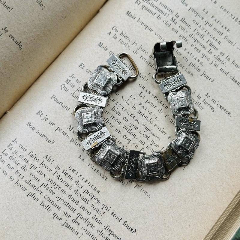 Vintage Mid-Century Engraved Pattern Book Chain Style Silver Tone Bracelet (MT1883)