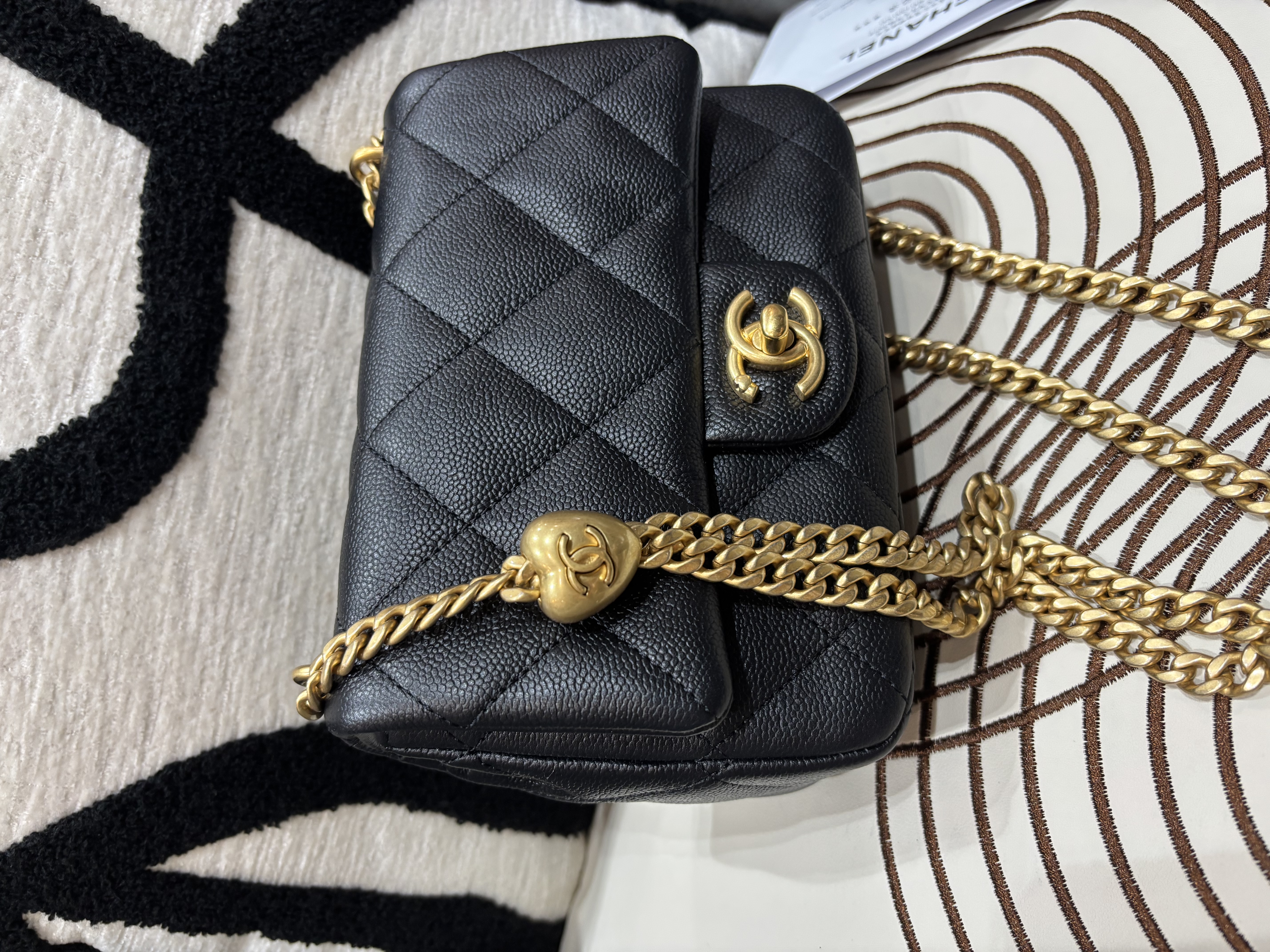 未使用品 Chanel flap bag 黑色魚子醬牛皮心心金球 心形調子求方胖子100%Authentic, Unused未使用品 ✅晶片✅收據✅Dust bag✅Box