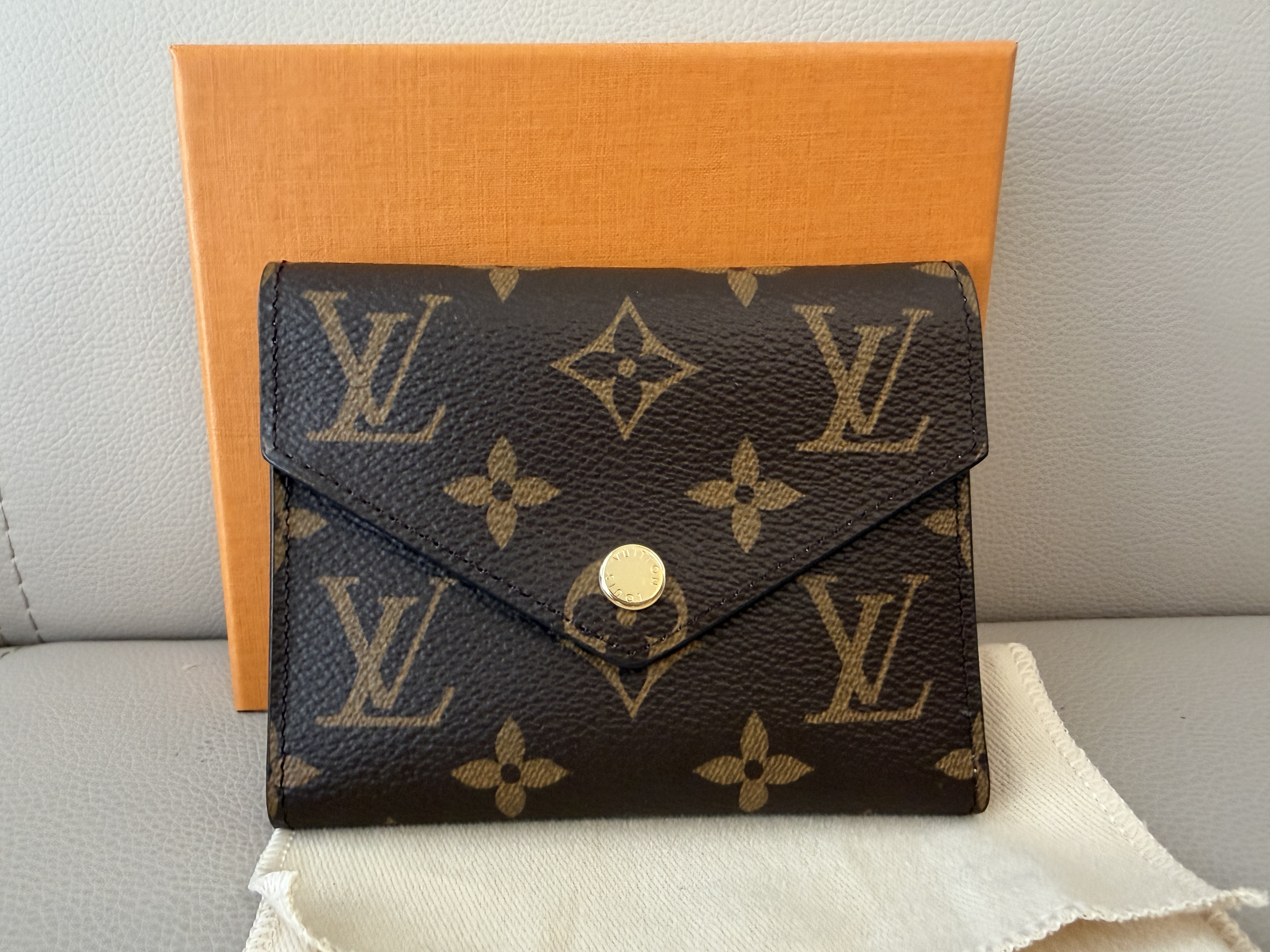 Lv compact wallet