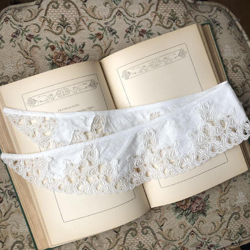 Vintage 1970-80s White Slightly Curved Collar /Crochet Trim (MT150-7)