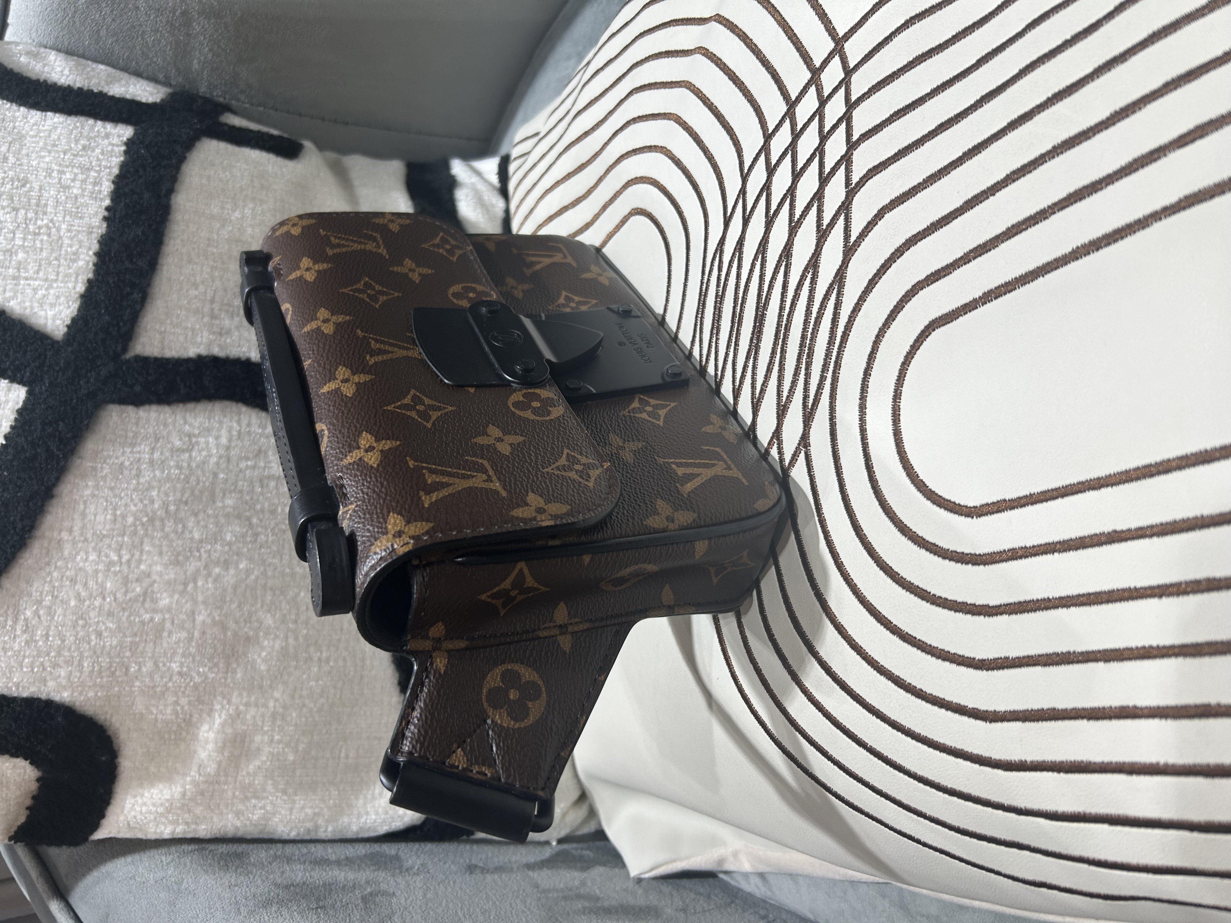 Lv S-LOCK M45807 斜孭袋 100%Authentic,98%new ✅專門店收據✅dust bag 