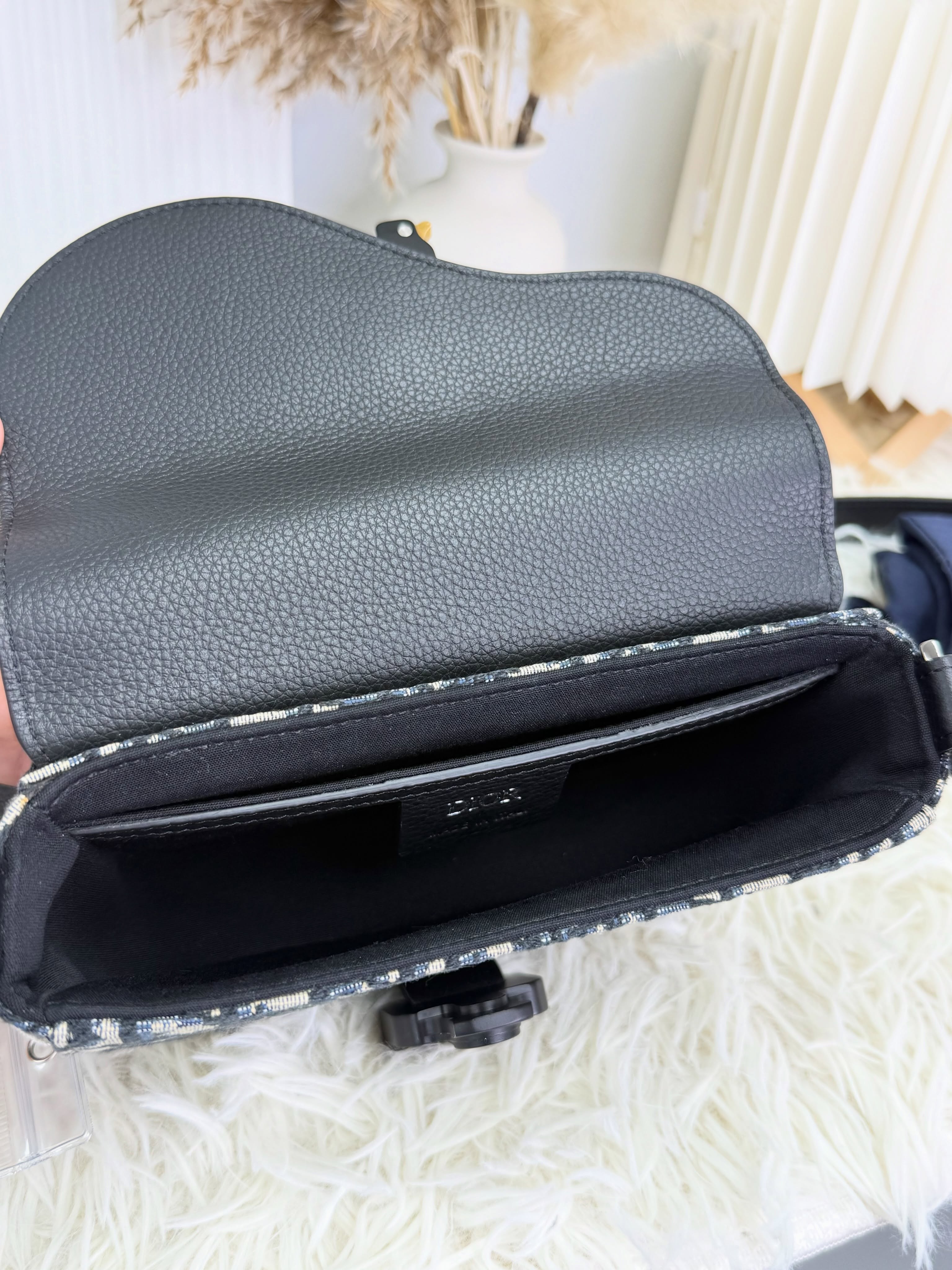 Dior🛍️PRE OWNED👜 Saddle 米白色緹花郵差包 2025年單 全套有單🖤  20*5.5*13.5cm  配件 - 塵袋、盒、2025年專門店單🫶🏻 💰價錢 - $11980  #收袋王  喜歡的話快點pm/whatsapp 我們💓 銷售熱線51111 321（whatsapp)  我們服務包括有：手袋飾物回收、手袋置換(一換一、一換多也可以） 、專業手袋鑑證、專業手袋護理  購買方法 🏢親臨門市 荃灣南豐中心11樓44室（荃灣地鐵站a出口1分鐘到）敬請預約 ❤️只賣正品正貨，任驗💓🫰🏻 ❤️‍🔥本店為香港註冊公司絕對真貨，信心保證👍🏻 🫰🏻本店設有鑑證服務，有駐場鑑證師  ✨歡迎追蹤我哋各個平台緊貼最新優惠x貨品🔥😍 👇🏻👇🏻👇🏻👇🏻👇🏻👇🏻👇🏻👇🏻  ⭐️Instagram: aoaocave  🌈Facebook: aoaocave收袋王  🔥Carousell: acluxuryhk  👆🏻👆🏻👆🏻👆🏻👆🏻👆🏻👆🏻👆🏻  ___________________________  Disclaimer🫰🏻All trademarks and copyrights are reserved to the original brand holders. @AOAOCAVE sells only authentic goods and is not affiliated with any of the brands mentioned.  @AOAOCAVE 跟任何品牌無關，而且沒有持有任何品牌資版權，亦沒有與任何品牌合作。所有商標及版權歸屬於品牌坊所有，帖子只作分享用途。  #aoaocave #手袋回收 #名牌買賣