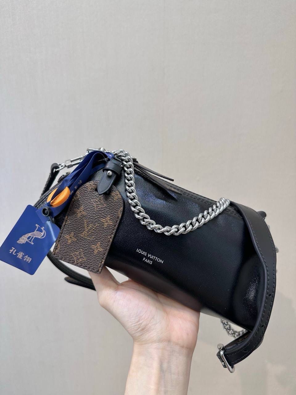 今天来跟大家聊一个最近真的很🔥的包包——LV Pochette Vibe 🖤✨ 对～它是 2025 新款，现在懂的人才在找 😎 这款来自 LV Vibe 系列，包身是那种亮亮的羊皮革，一看就很有质感～加上 Monogram 行李挂牌标签，直接把 LV 以前做旅行箱的经典味道拉回来，复古中又带一点酷，真的很可以 🖤