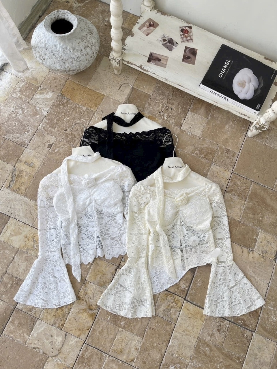 露肩蕾絲上衣，喇叭袖