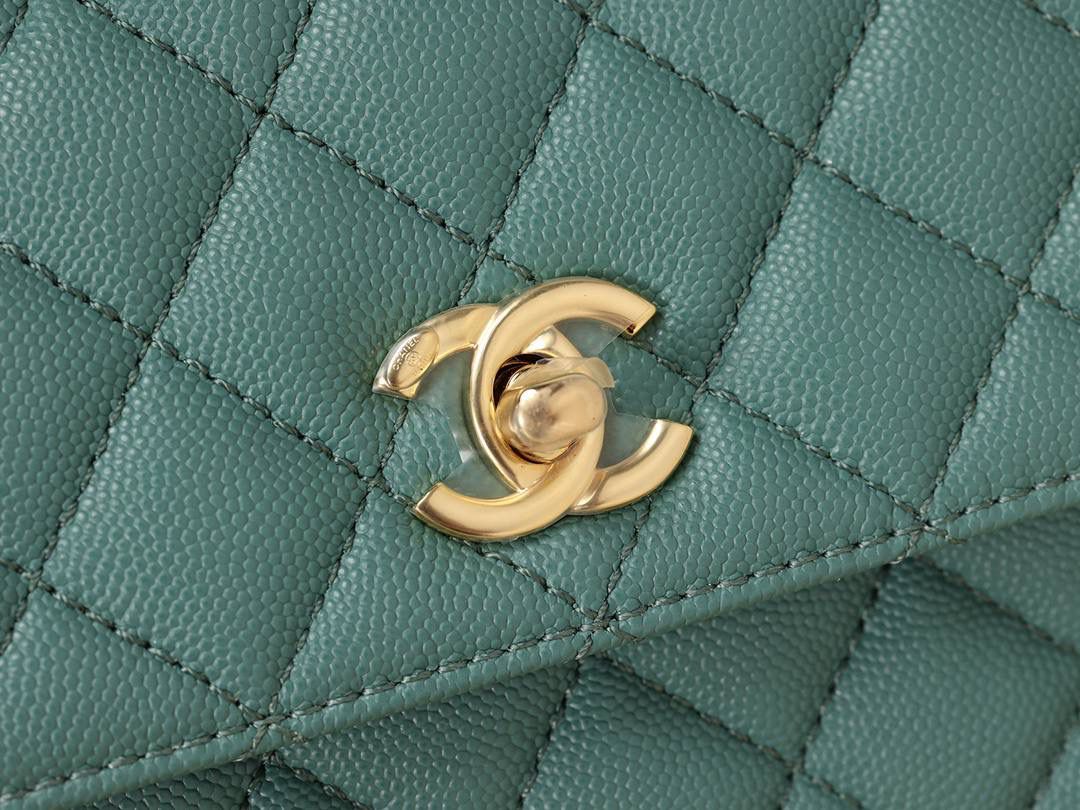 新coco handle小号绿色荔枝纹💞👜 和CF一个渠道的尾单货，拿过的都不用多介绍啦！新款驾到！独家渠道货！ 尺寸:14 X 24 X 10cm