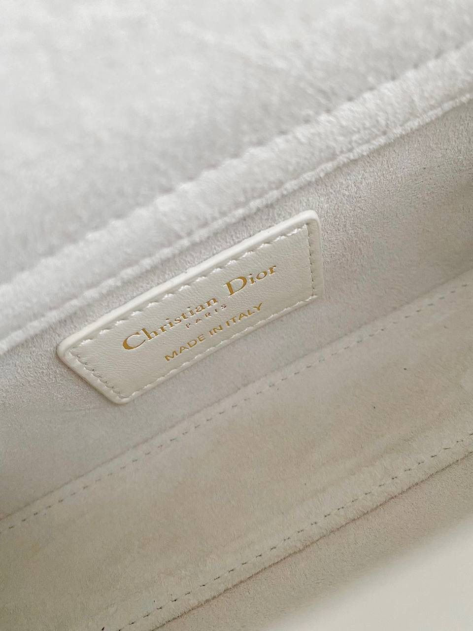 白色超迷你🎀 𝗗𝗶𝗼𝗿 𝗗-𝗝𝗼𝘆 𝗯𝗮𝗴羊皮2023早春款 时尚果然就是轮回，回归了一把中古戴妃 长方包形，短链条➕细长肩带直接封神！！😍😍 复古时髦感超强，真是什么场合都可以把住 绝对是lady中的天花板了，强势出圈啦姐妹们 17.5×10.5×6cm