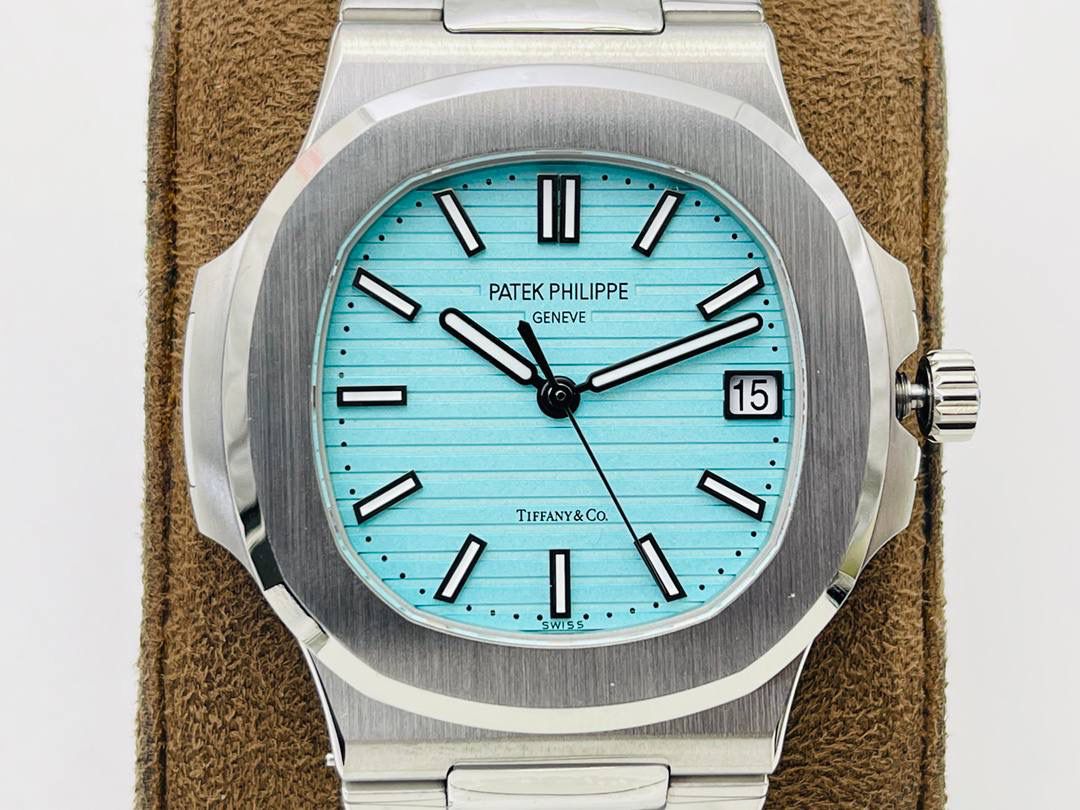 真正的王炸百达鹦鹉螺5711蒂芙尼蓝！百达联名Tiffany全球限量款！鹦鹉螺推出升级原版机无噪音刻字版。😍🤩 详细升级解读: 1.升级机芯全部精雕刻字，清晰不磨损，纹理做到极致。 2.升级自动陀片，采用瑞士超精密轴承，业界史无前例的安装陀片工艺。做到百分百降噪音。 3.原版机芯，无假夹版，无假摆轮，无假红宝石。完整的复刻出3.3毫米的绝版高品质324SC机芯. 4.升级表盘刻度夜光超亮，而且整体做到和谐一致同步亮度。 5.鹦鹉螺经典蓝盘，目前改进与正品一致的颜色，秒杀其他工厂的表盘细节和做工。 6.日历窗口每一只手表做了水平正位，不出现偏斜遮挡。 7.把头调节档位顺畅度的多次调试，调试到最佳状态。使得升级版手雷调校时间和上链的手感畅顺！ 8.升级了整个手表厚度8.3毫米，完美实现全网最薄机械表，等同原装厚度。佩戴起来舒适无比。 9.重点强调324Sc机芯顺时针调日历，也就是由上往下调日历。注意辨析和正品一致。 10.调节时间的时候，拉表冠二挡。大秒针是不停止的。和正品也是一致。