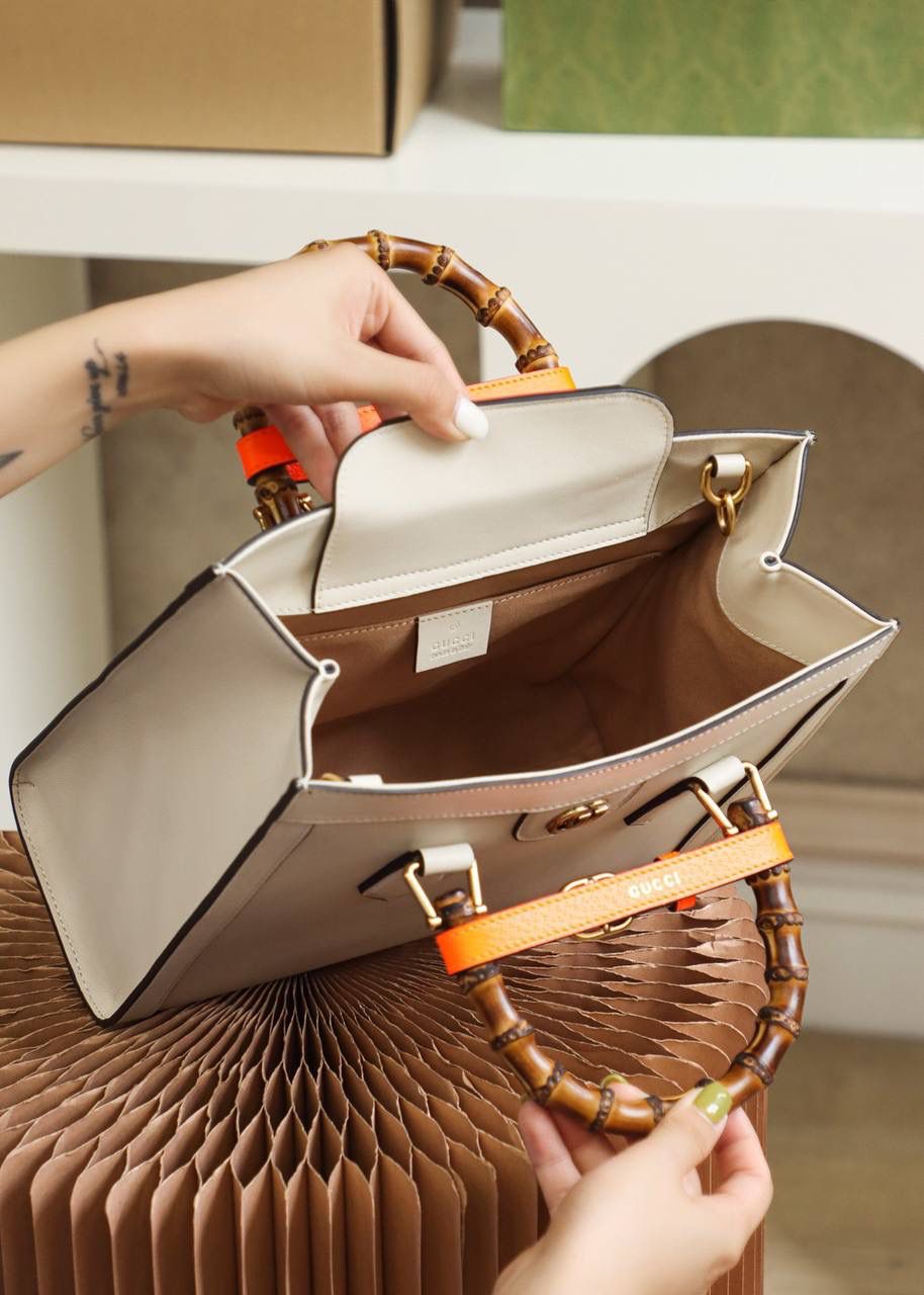 𝐆𝐮𝐜𝐜𝐢 𝐃𝐢𝐚𝐧𝐚 小号#660195#正品皮 ▪️尺寸：27*24*11cm 𝐃𝐢𝐚𝐧𝐚竹节系列以经典致敬100周年， 黛安娜王妃最爱的经典竹节再次回归， 托特造型融合复古元素的竹节， 实物真的太惊艳了， 小号尺寸更适合通勤风， 手提或者斜挎， 悠游于日常与工作上班之间， 时髦感别具一格， 经典百搭，个性又不失优雅感， 搭配彩色的扣带， 简直增添了少女气息！🌈🎀