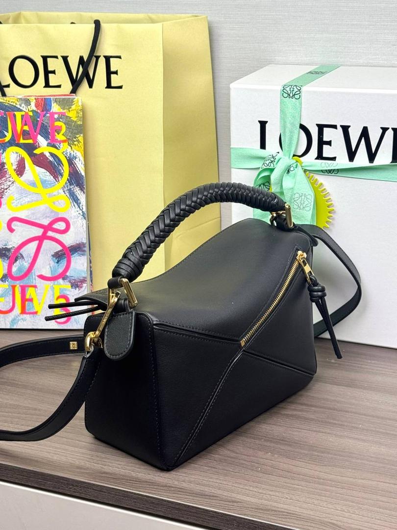 🎈最新编织手腕𝙋𝙪𝙯𝙯𝙡𝙚 ——【黑色】 尺寸：𝟐𝟒-𝟏𝟎.𝟓-𝟏𝟔.𝟓𝐜𝐦 编码：062405 【配全套礼盒】 ♥️以罗家经典几何设计，搭配独特的编织手腕，绒面内里。 ♥️容量大，经典百搭，可拆卸肩带，有单肩，斜挎，手提等多样化背法。随性时髦洒脱，实用性强。 ♥️独家背景➕独家品质➕独家全套砖柜礼盒套装，市场高端品质皆在我手✌🏻