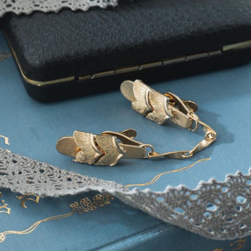 Vintage Novelty Brush Gold Tone Sweater Clips (MT1360-14)