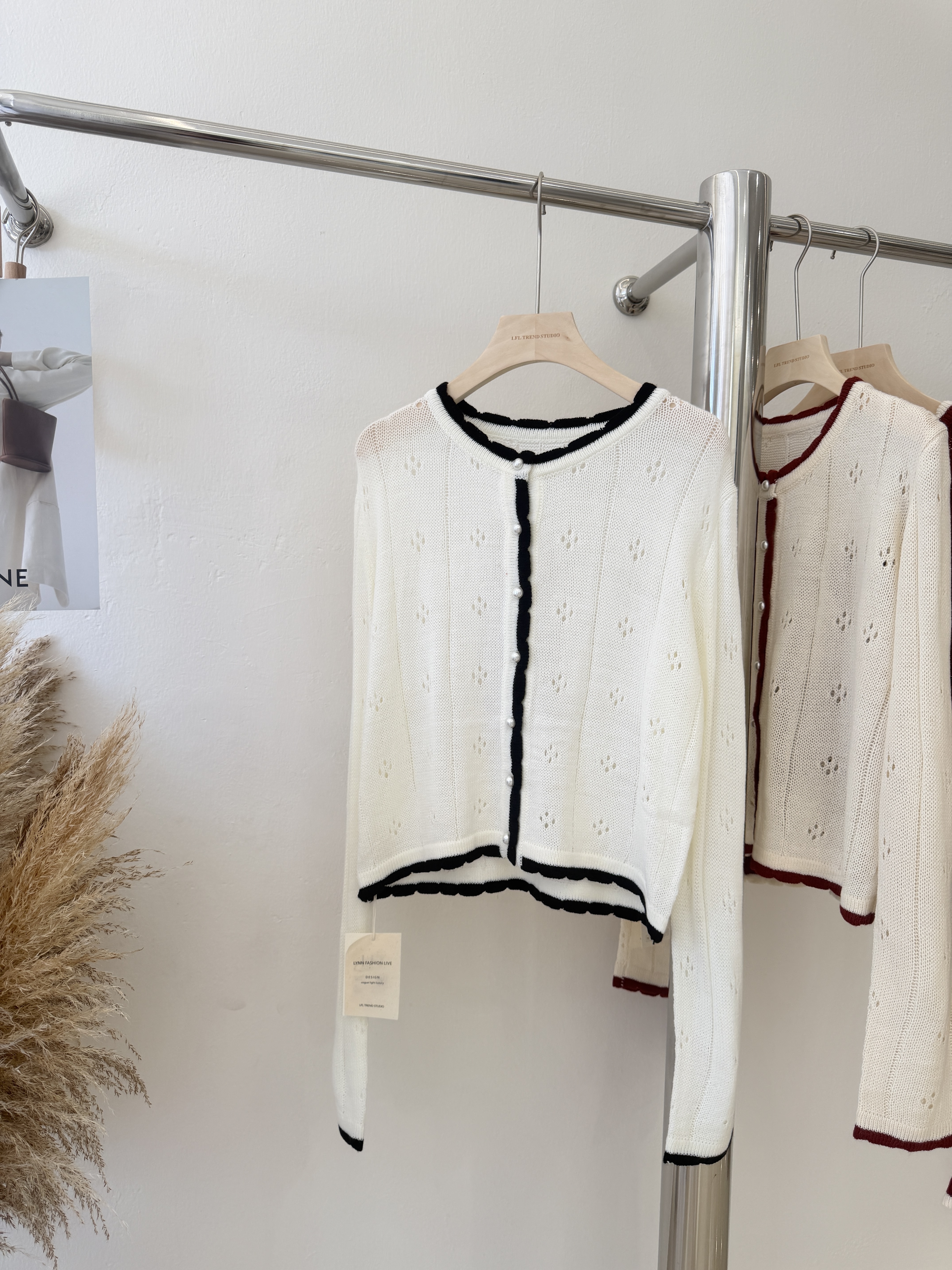 6714 温柔木耳边镂空长袖