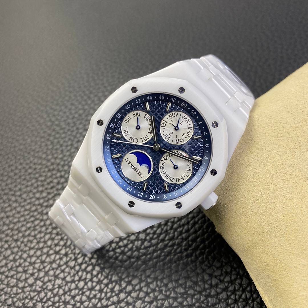 改装款 针位ZP一致 AP26579白陶瓷，皇家橡树系列在“Grande Tapisserie”大格纹装饰表盘上，日期、星期、月份、月相，和四个眼睛的位置与原装同步，并以真实的月球图像显示天文精确月相，形成鲜明对比，直径41mm，复刻一体机5134自动上链机芯，厚度10.5mm（区别市面普通版本14mm ）所有功能真实可用，更薄 更像 ！