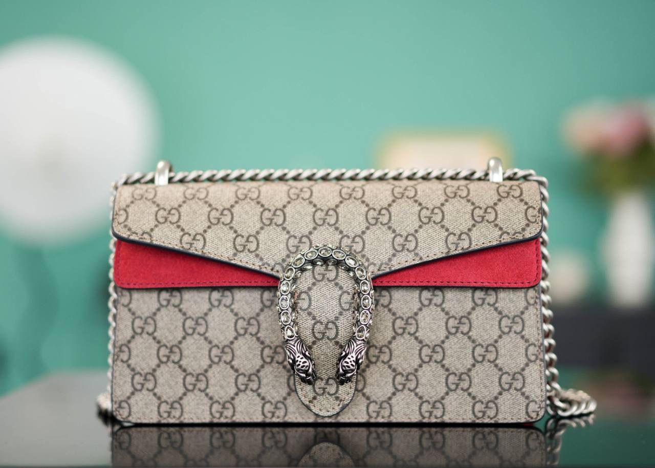 🥯GG。 Dionysus系列经典酒神 钻扣红色25cm 正品售价¥24.000 新尺寸设计一出来让人拍手叫绝 GG的设计师真的太懂女人了 从前纠结大号太大小号太小的姐妹，这会可以冲了 最新的酒神钻扣新款虎头镶嵌上了施华洛世奇水晶钻，整个包洋气时尚特别气质 而且改良后的包身自重很轻，尺寸大小很完美 官方款号 499623 尺寸：25x13x7cm