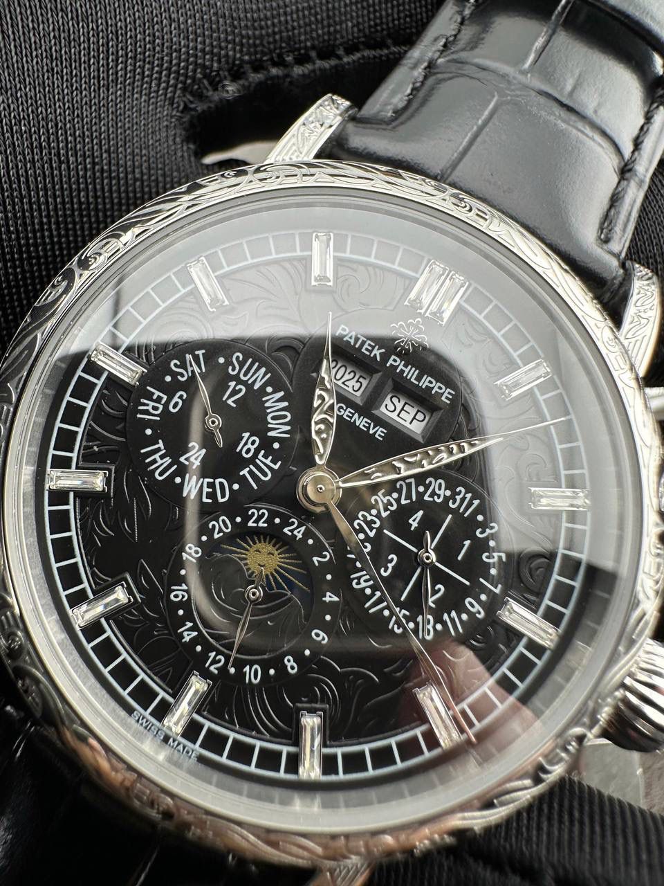 【铁划银钩 苍劲有力】高颜值新品墙裂推荐 精湛的工艺！ 年度最佳典藏之作——百达.翡丽古典超级复杂多功能 万年历功能腕表 团队历时两年多精心设计，不计成本，敢为人先，力求完美，克服重重难关，突破多层技术瓶颈，机芯型号为CH 29-535 升级版，质量稳定！ 【表带】经典意大利小牛皮表带，纹路清晰，质感好。搭配圈市面最顶级的百达翡丽灯笼表扣，通用原装无压力。 优雅的Calatrava雕花表壳极具个性，42毫米的表径适配大众男性手寸，非常商务可亦休闲。