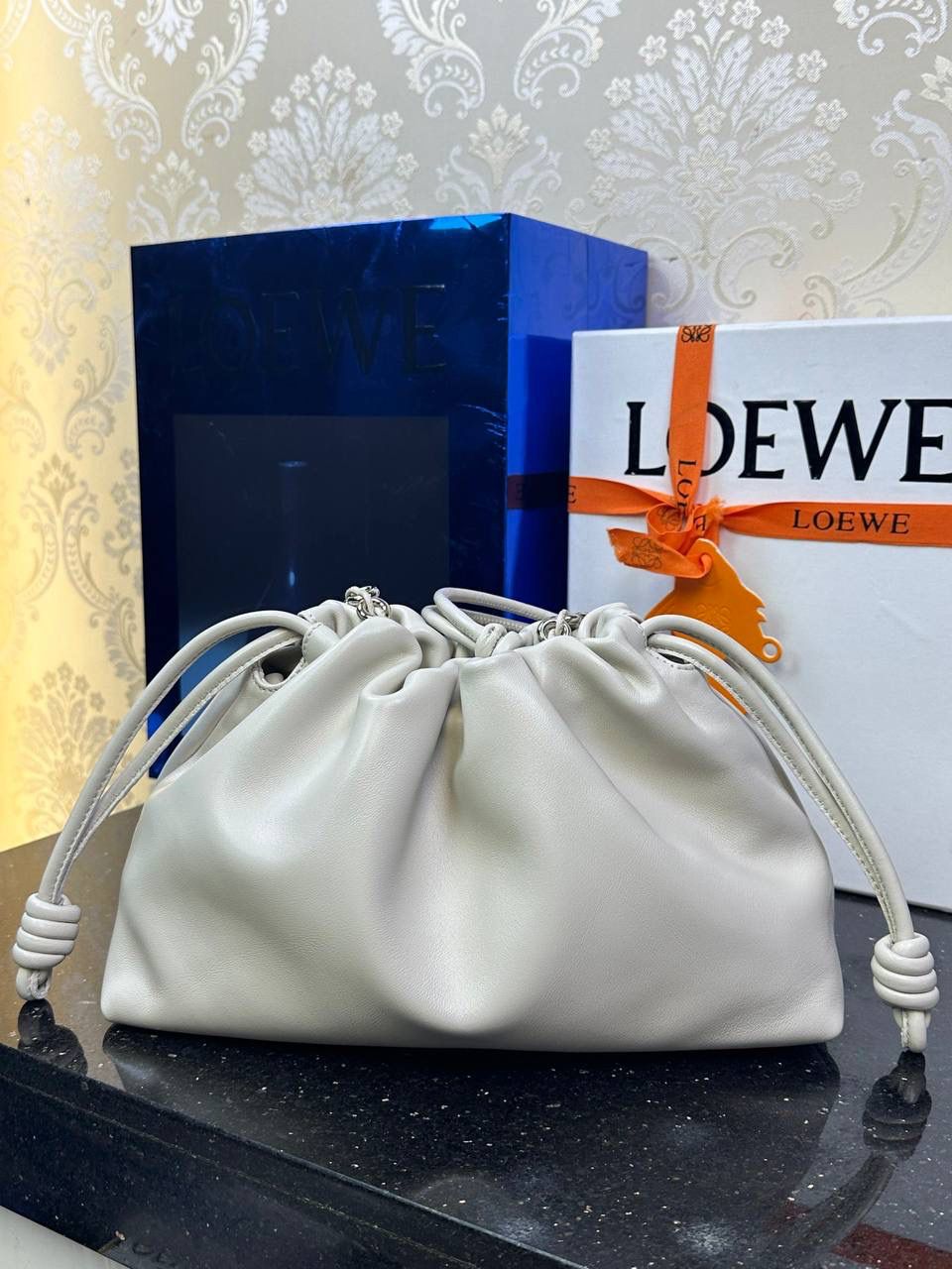 🎈中号链条款𝙁𝙡𝙖𝙢𝙚𝙣𝙘𝙤 𝙋𝙪𝙧𝙨𝙚羊皮 ——【海盐白】 尺寸：𝟯𝟬-𝟭𝟬.𝟓-𝟮𝟬𝐜𝐦 编码：012403 👉🏻延续福袋收缩绳褶皱设计，羊皮包身手感细腻柔软❤️ 👉🏻链条肩带➕皮肩带的双肩带设计，时尚百搭，给足了集美们多样化的选择。肩带可拆卸可调节，磁扣开合，正面烫金𝙇𝙤𝙜𝙤，呈现出高贵典雅的视觉感😍 👉🏻独家背景➕独家品质➕独家全套砖柜礼盒套装，市场高端品质皆在我手✌🏻