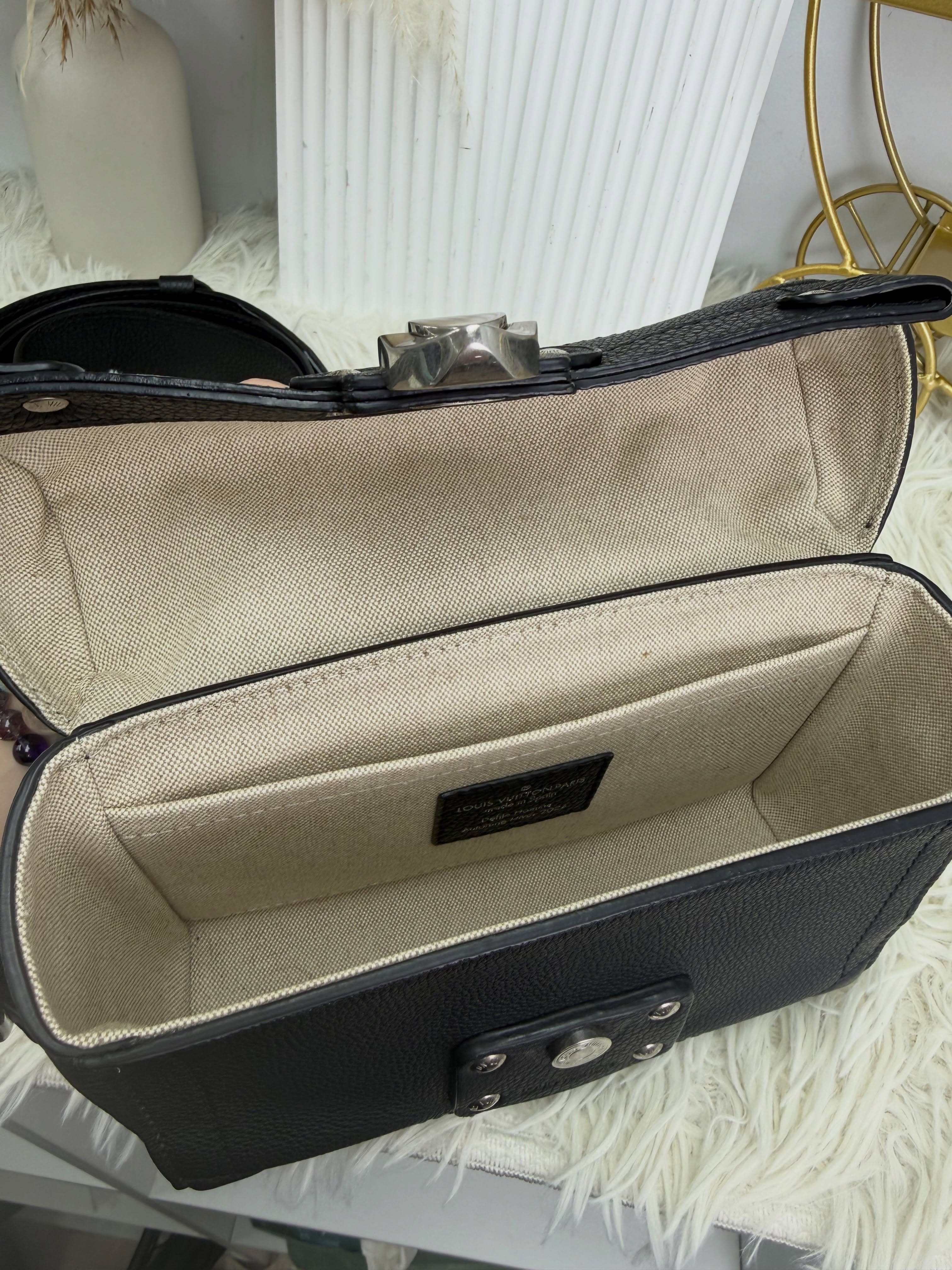 Lv👜 PRE OWNED 🛍️🖤Soul Trunk 黑色壓花相機包 有盒有塵袋💼